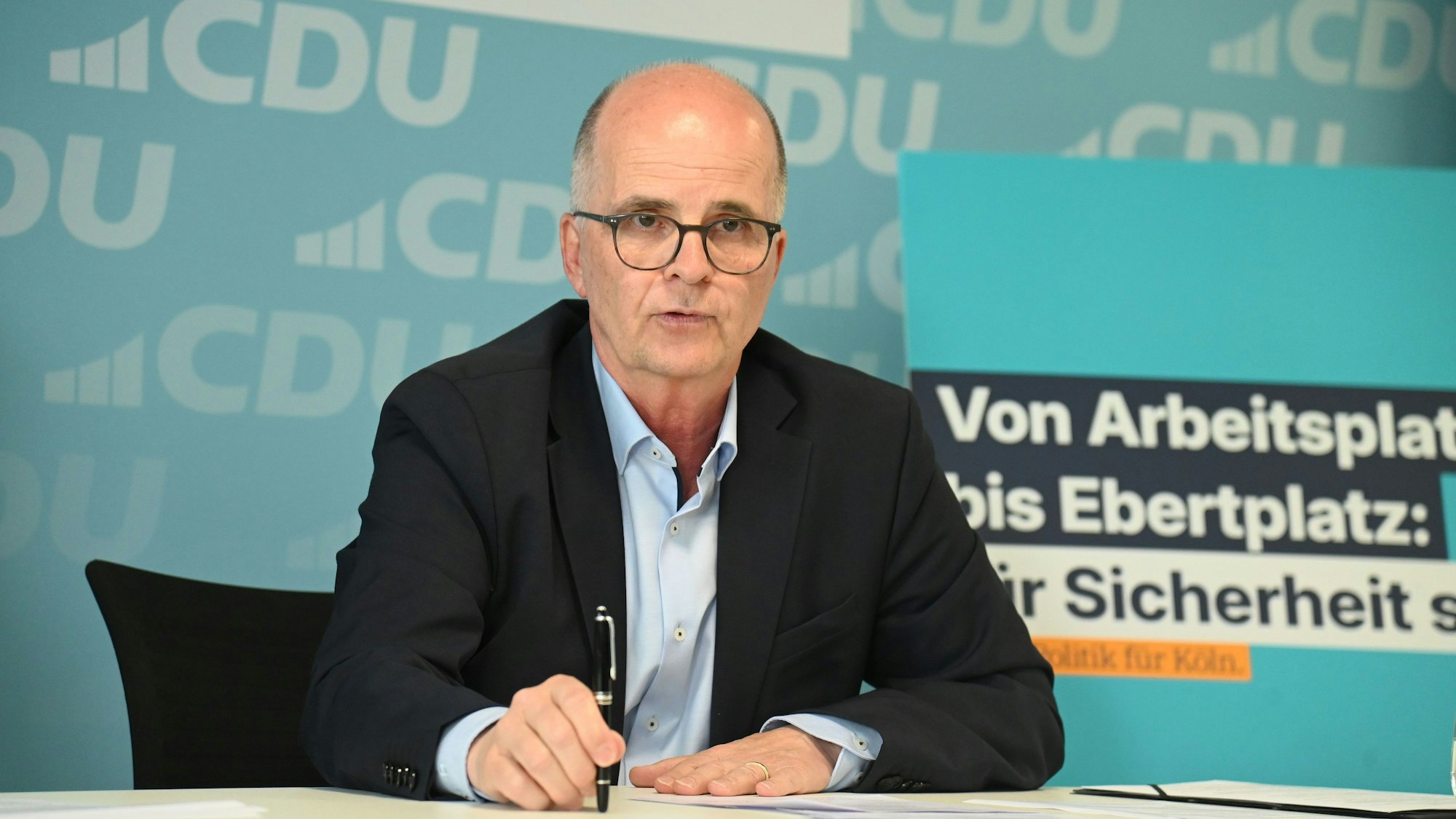 Mit Stift in der Hand: OB-Kandidat Markus Greitemann (CDU) am Dienstag während einer Pressekonferenz.
