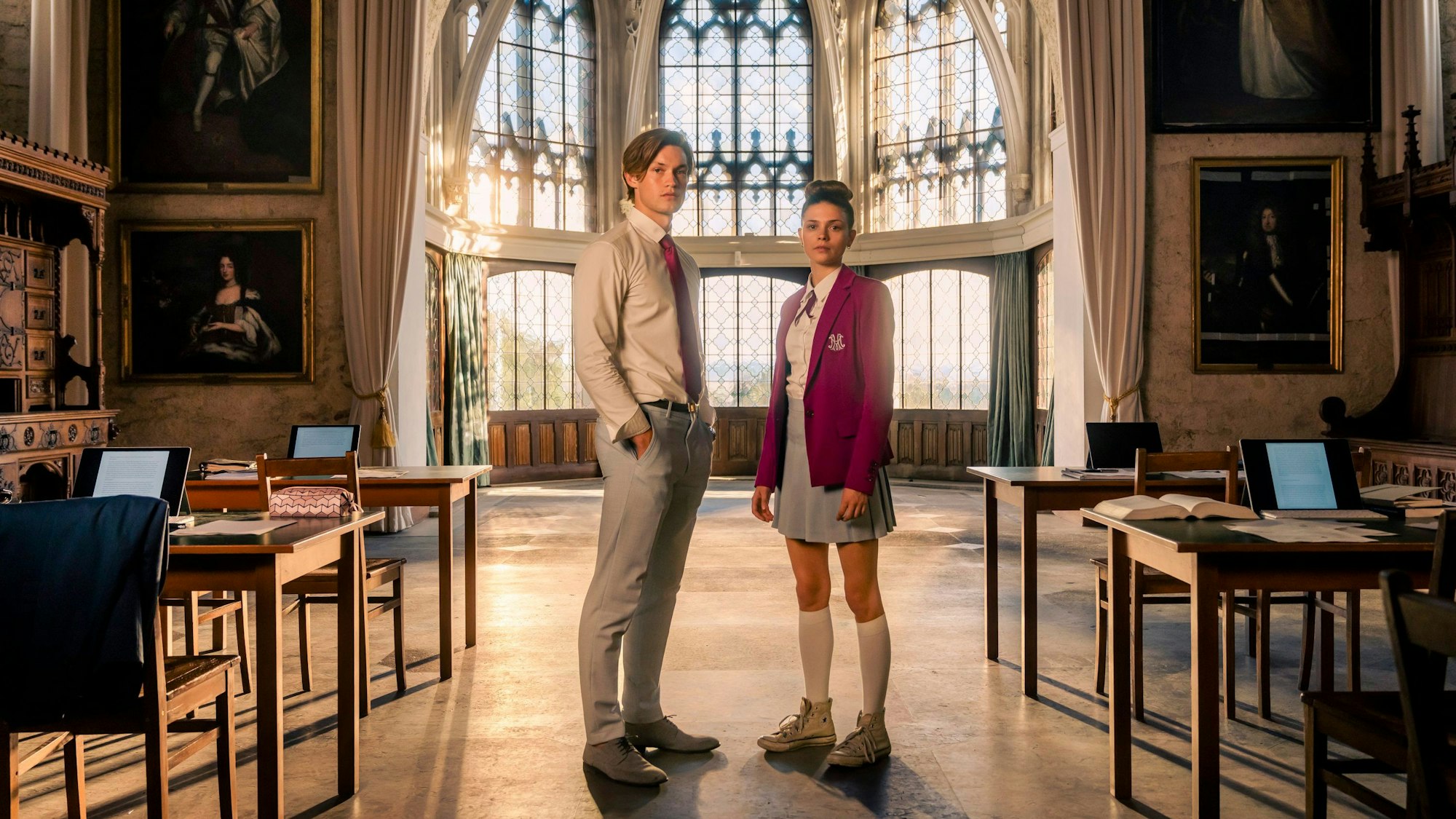 James Beaufort (Damian Hardung, l.) und Ruby Bell (Harriet Herbig-Matten) in der Kulisse der Amazon-Serie „Maxton Hall“.