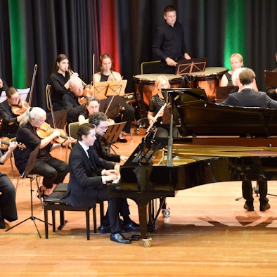 Gabriel Landstedt und Joshua Rupley am Klavier werden vom Symphonieorchester Bergisch Gladbach begleitet.