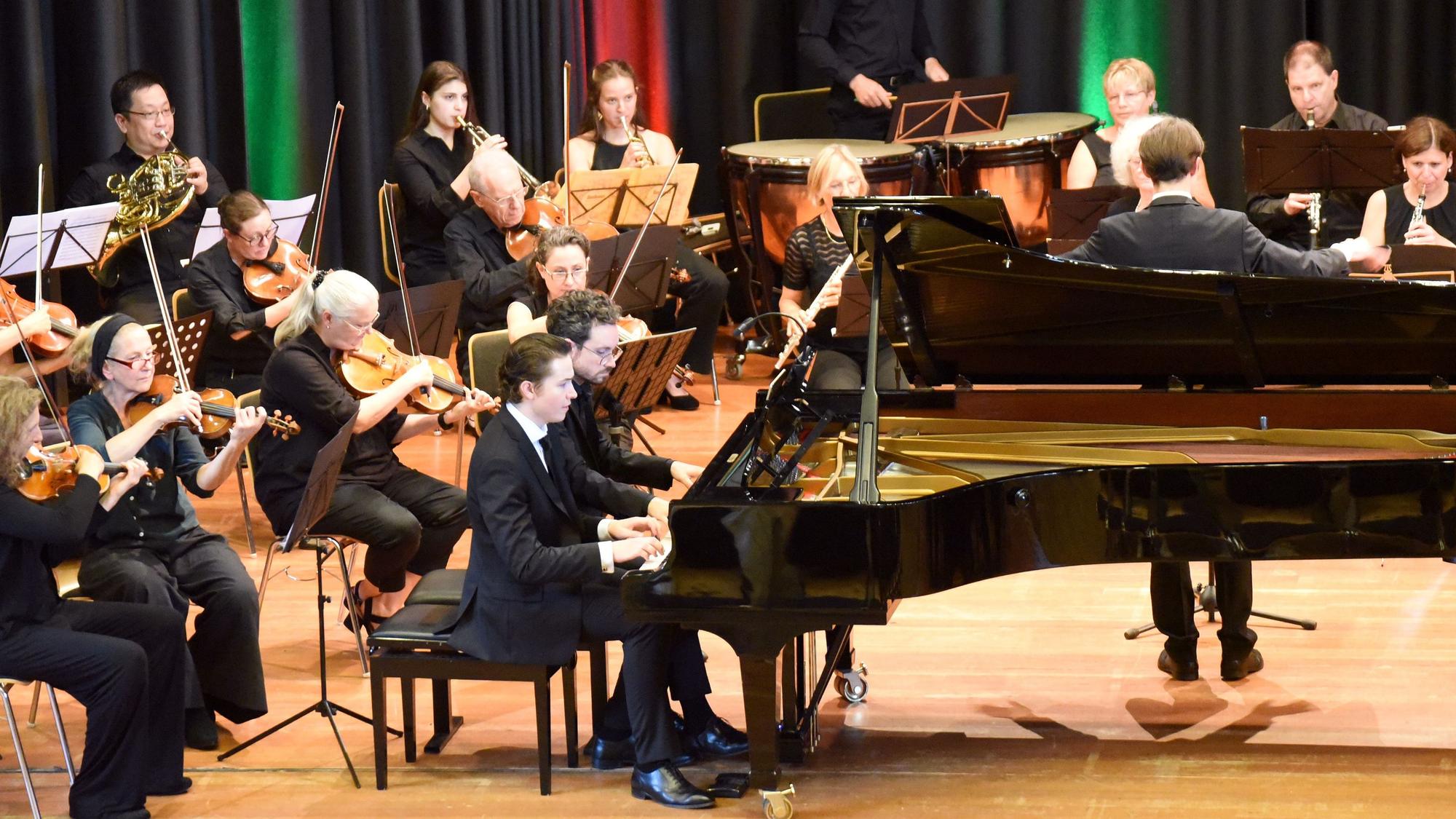 Gabriel Landstedt und Joshua Rupley am Klavier werden vom Symphonieorchester Bergisch Gladbach begleitet.