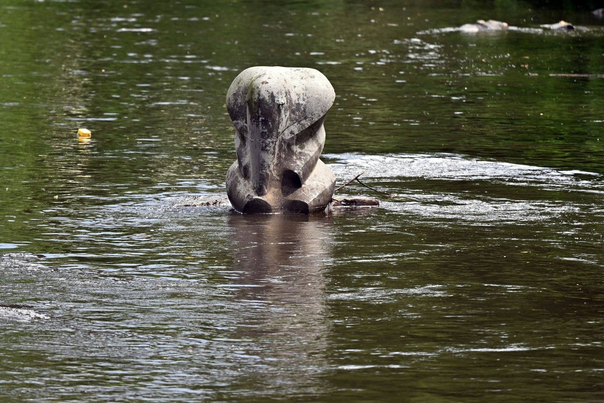 Seit 2020 erinnert mitten in der Wupper eine Skulptur an Tuffi.
