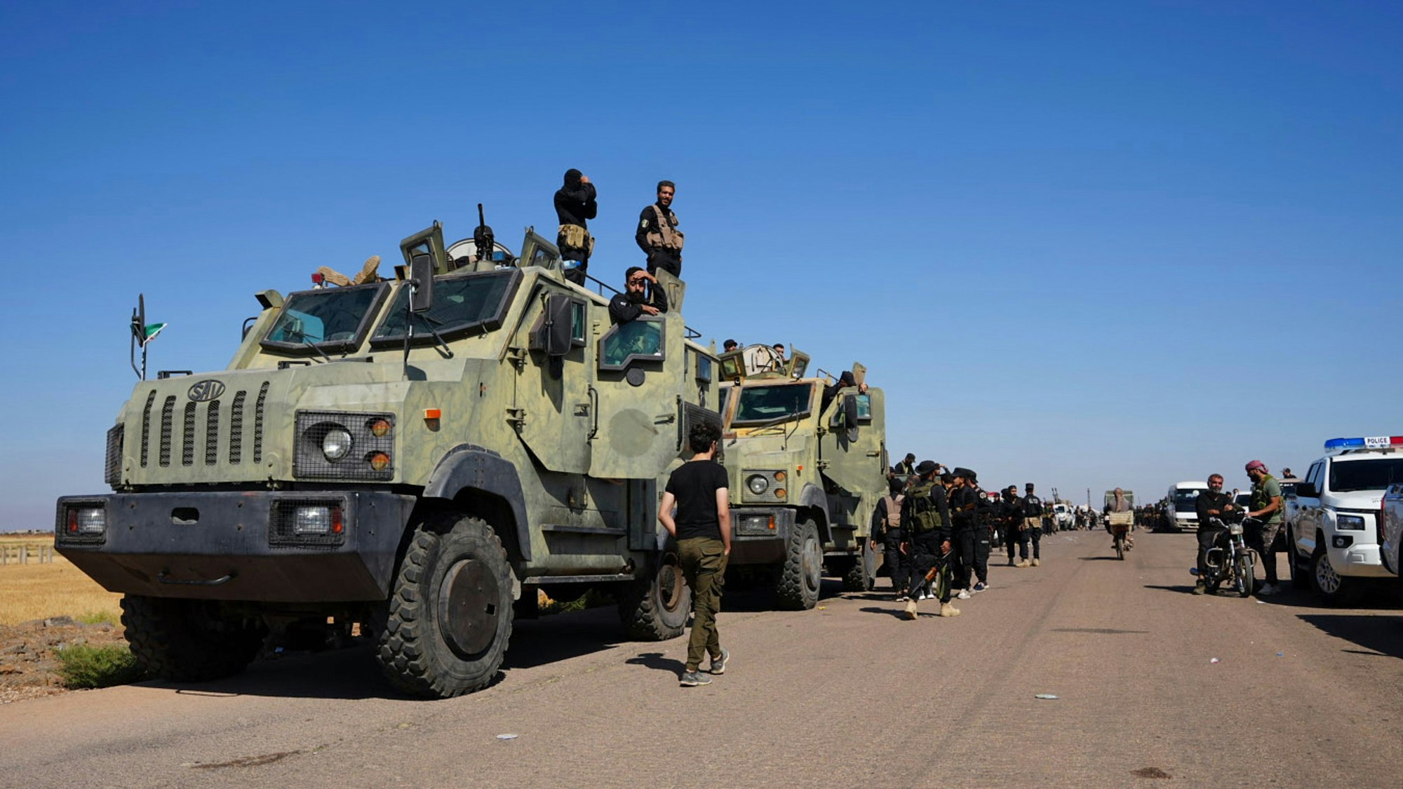 Sicherheitskräfte der syrischen Regierung versammeln sich am Rande der Provinz Suwaida, wo es zu Zusammenstößen bewaffneter Gruppen gekommen ist.