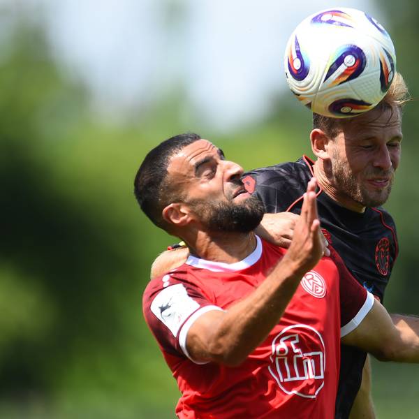 Fußball Testspiel Rot-Weiss Essen - Fortuna Köln am 12.07.2025 am Stadion an der Hafenstrasse in Essen
Ramien Safi ( Rot-Weiss Essen ), links - Georg Strauch ( Fortuna Köln ), rechts
Foto: Thorsten Tillmann / FUNKE Foto Services