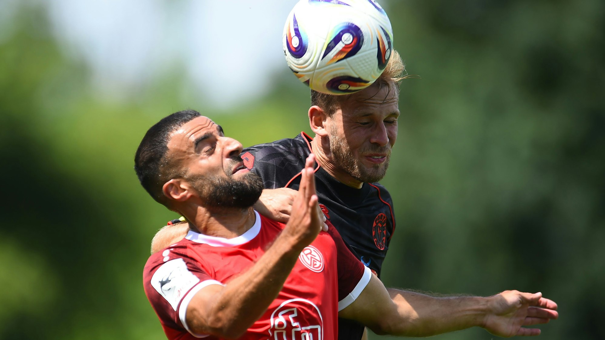 Fußball Testspiel Rot-Weiss Essen - Fortuna Köln am 12.07.2025 am Stadion an der Hafenstrasse in Essen
Ramien Safi ( Rot-Weiss Essen ), links - Georg Strauch ( Fortuna Köln ), rechts
Foto: Thorsten Tillmann / FUNKE Foto Services