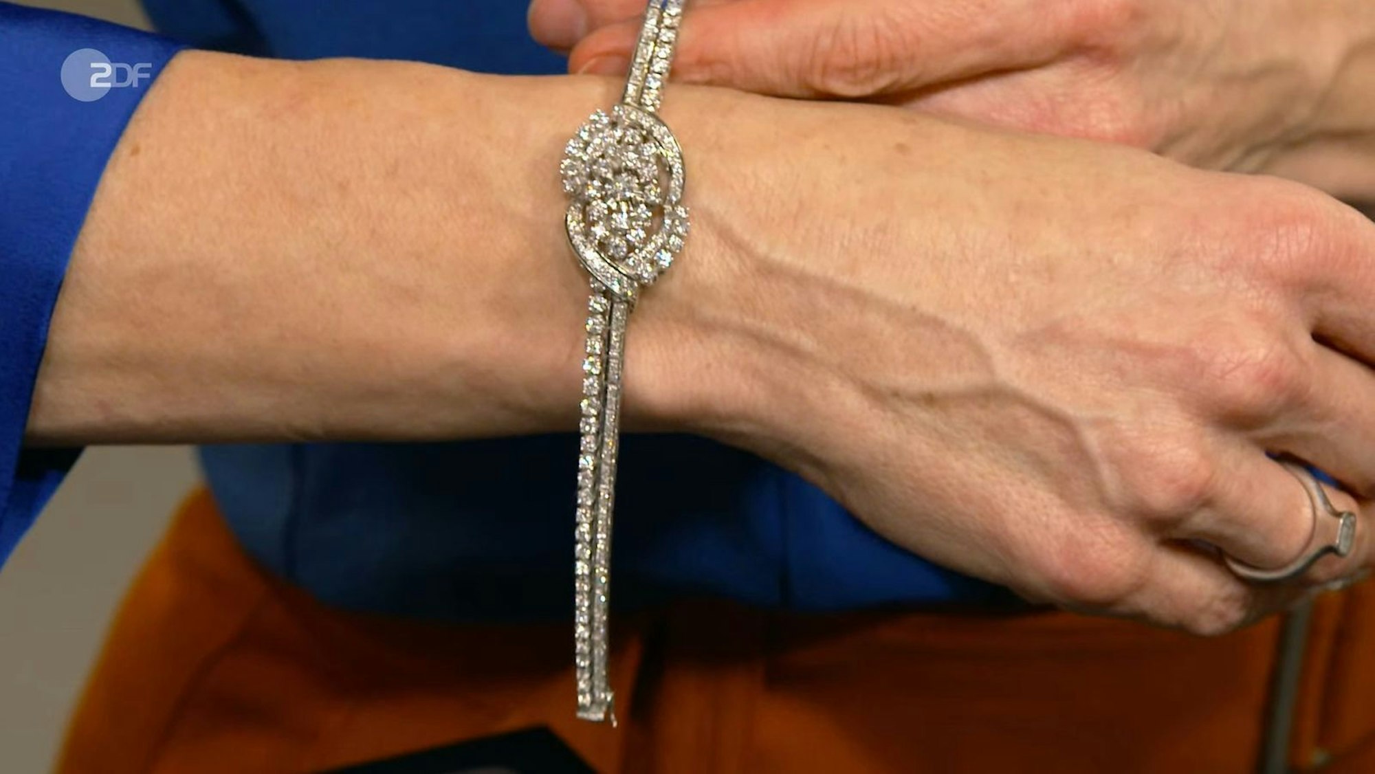 Ein funkelndes Highlight wartete mit einem Diamantarmband auf: Katja wollte sich von dem prunkvollen Erbstück ihrer Schwiegermutter trennen. Ihr Wunschpreis lag bei 1.700 Euro. Die Expertin legte jedoch ordentlich nach - allein der Goldwert überstieg bereits 2.000 Euro, also setzte sie 4.000 Euro als realistisch an. (Bild: ZDF)
