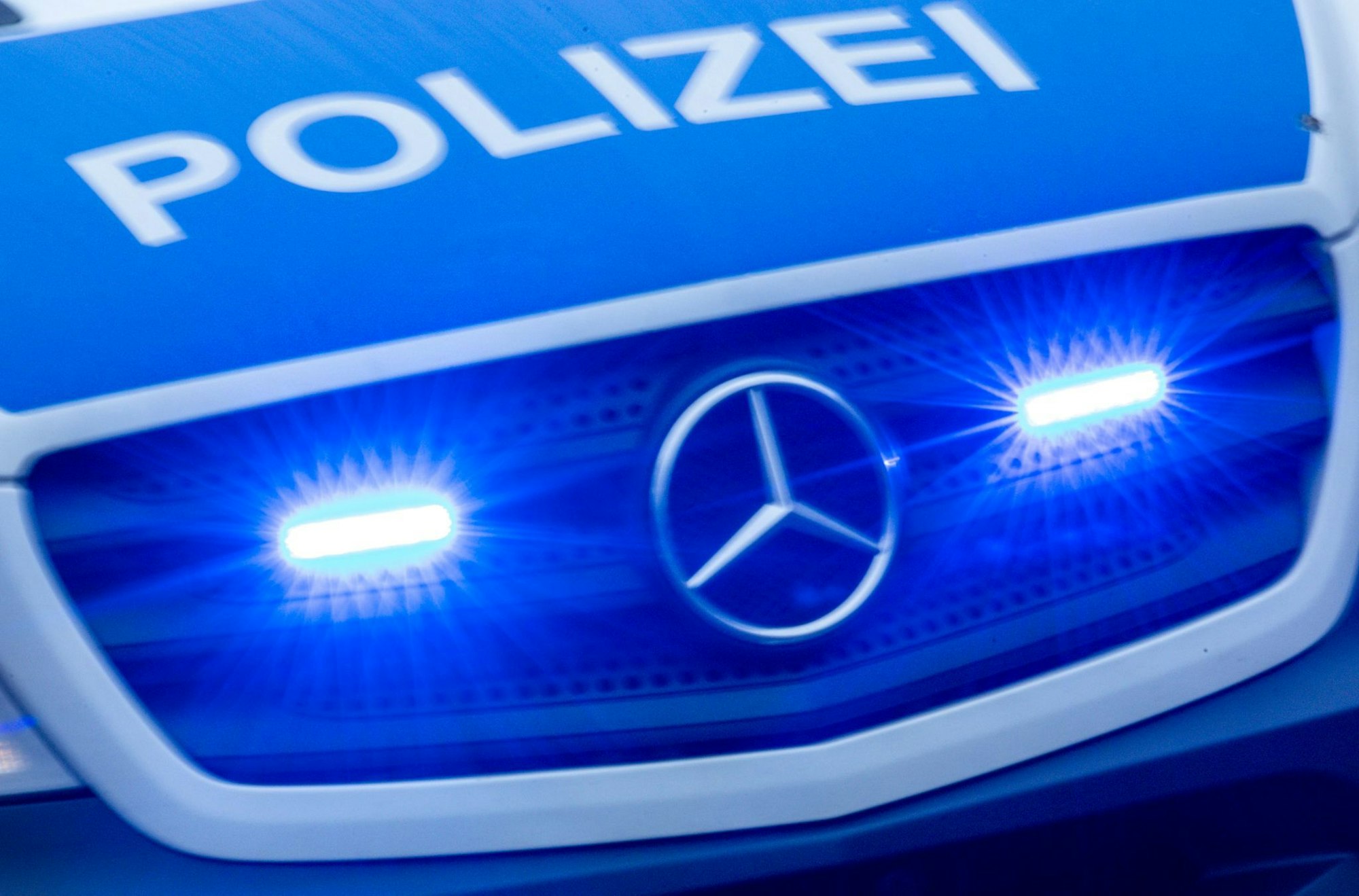Ein Auto prallte auf den auf dem Seitenstreifen stehenden Wagen. (Symbolbild)