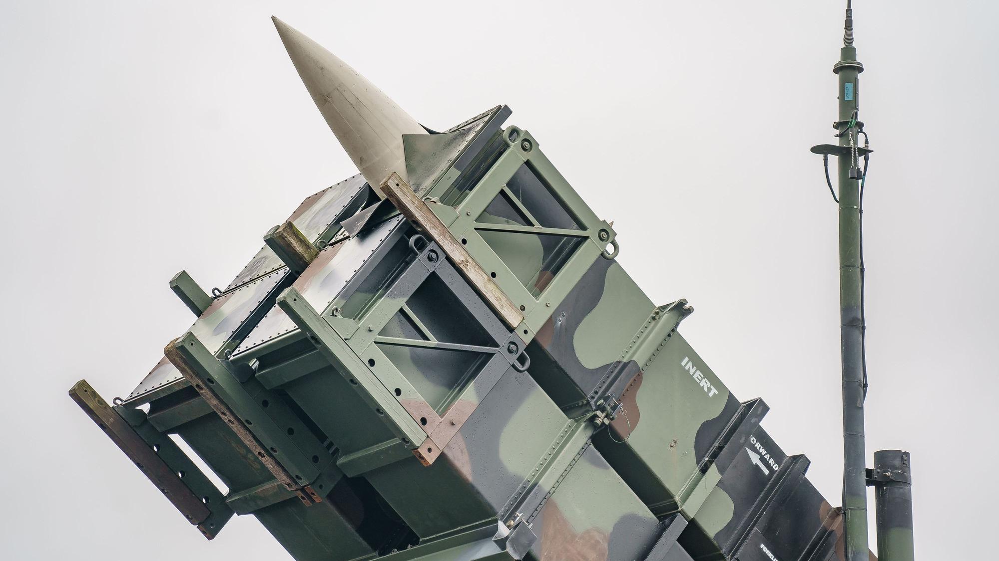 Ein gefechtsbereites Flugabwehrraketensystem vom Typ «Patriot» des Flugabwehrraketengeschwaders 1 der Bundeswehr steht auf dem Flugfeld des Militärflughafens.