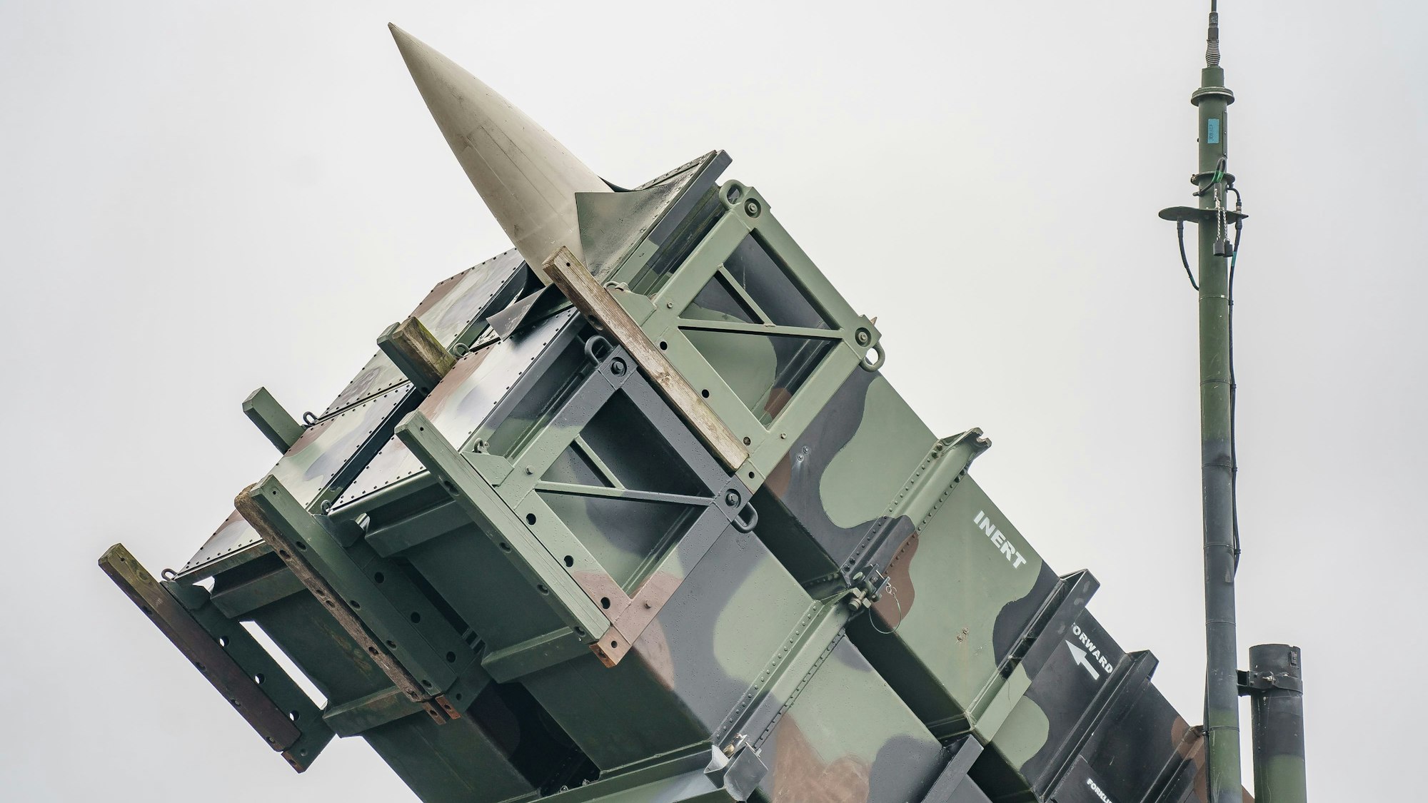 Ein gefechtsbereites Flugabwehrraketensystem vom Typ «Patriot» des Flugabwehrraketengeschwaders 1 der Bundeswehr steht auf dem Flugfeld des Militärflughafens.