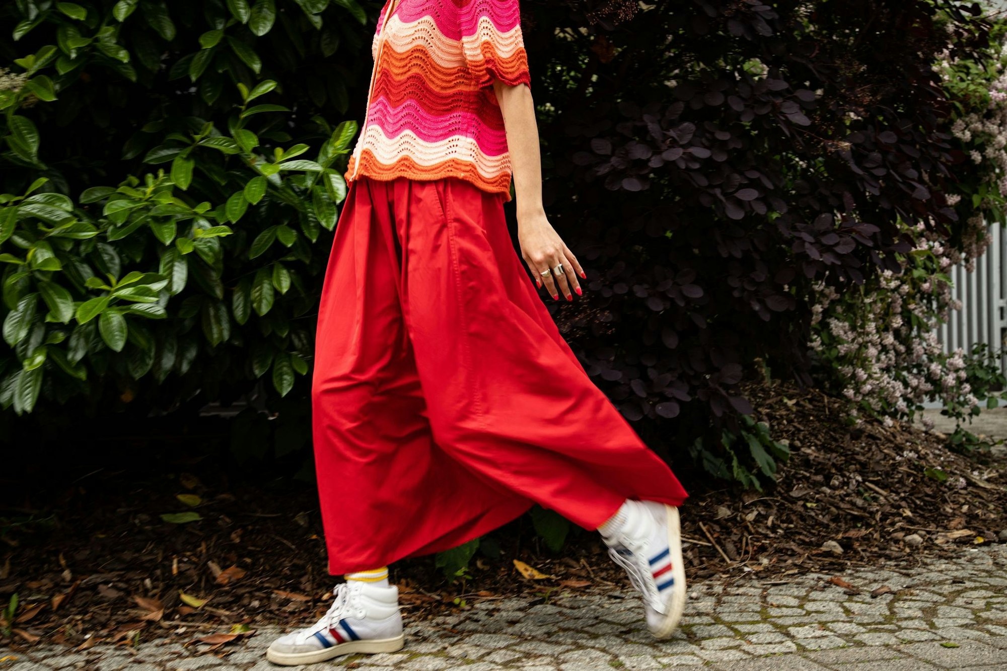 Wer kräftige Töne wie Rot, Orange und Pink kombiniert, sollte darauf achten, dass alle Farben entweder warm oder kalt sind.