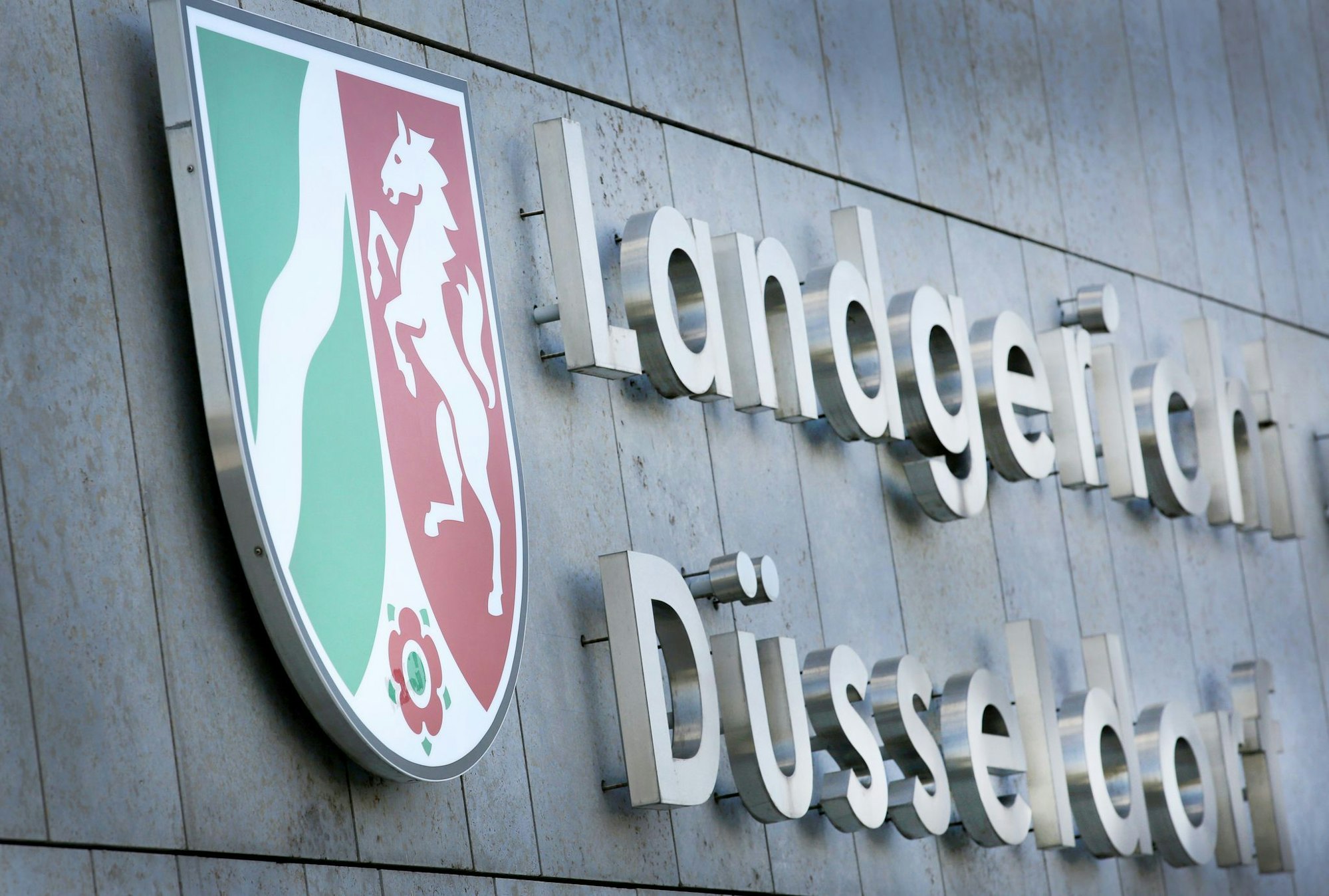Vor dem Düsseldorfer Landgericht stehen von diesem Dienstag (15. Juli) an zwei Männer unter anderem wegen Verabredung zum erpresserischen Menschenraub. (Symbolbild)