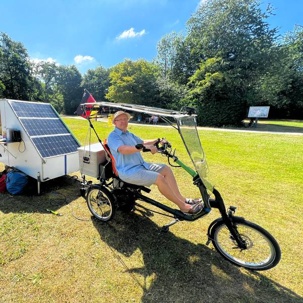 Andrej Loss hat den Fahrrad-Anhänger selbst gebaut.