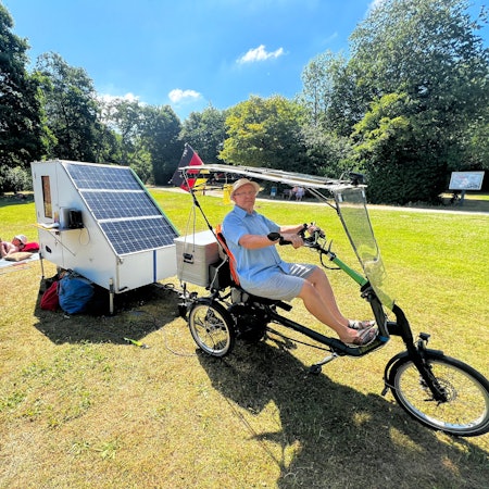 Andrej Loss hat den Fahrrad-Anhänger selbst gebaut.