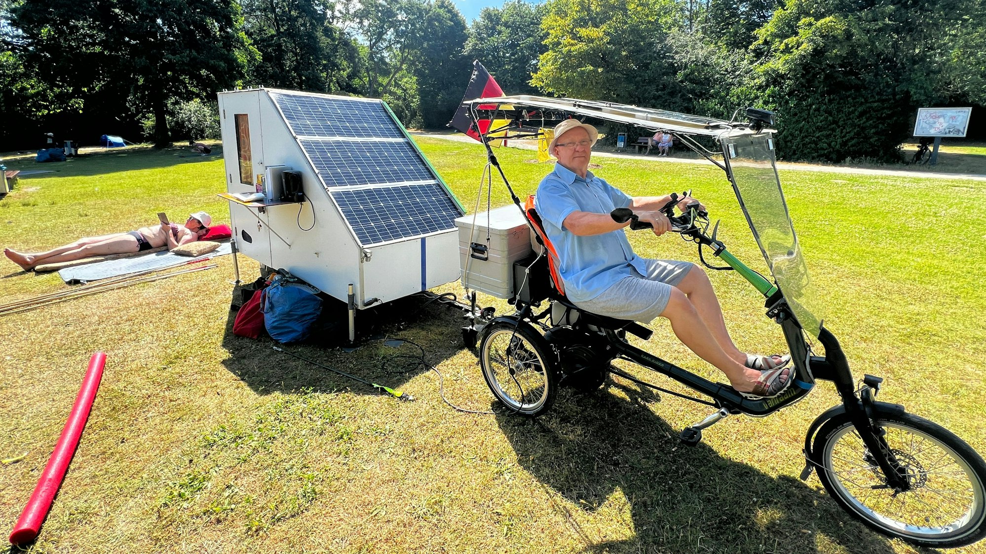 Andrej Loss hat den Fahrrad-Anhänger selbst gebaut.