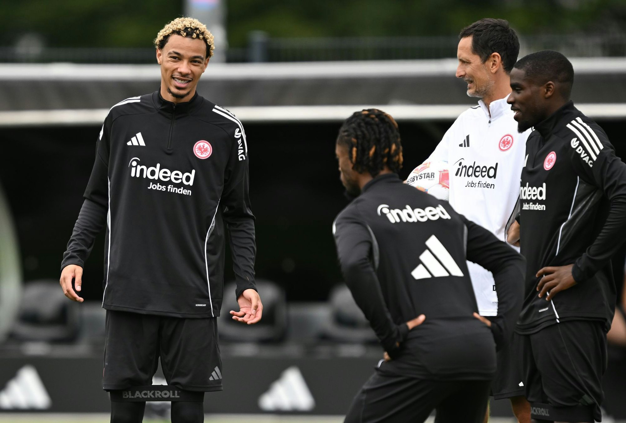 Newcastle United soll an Frankfurts Hugo Ekitiké (l) interessiert sein.