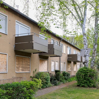Die leerstehenden Mehrfamilienhäuser am Schlebuscher Weg, die zunehmend verfallen.