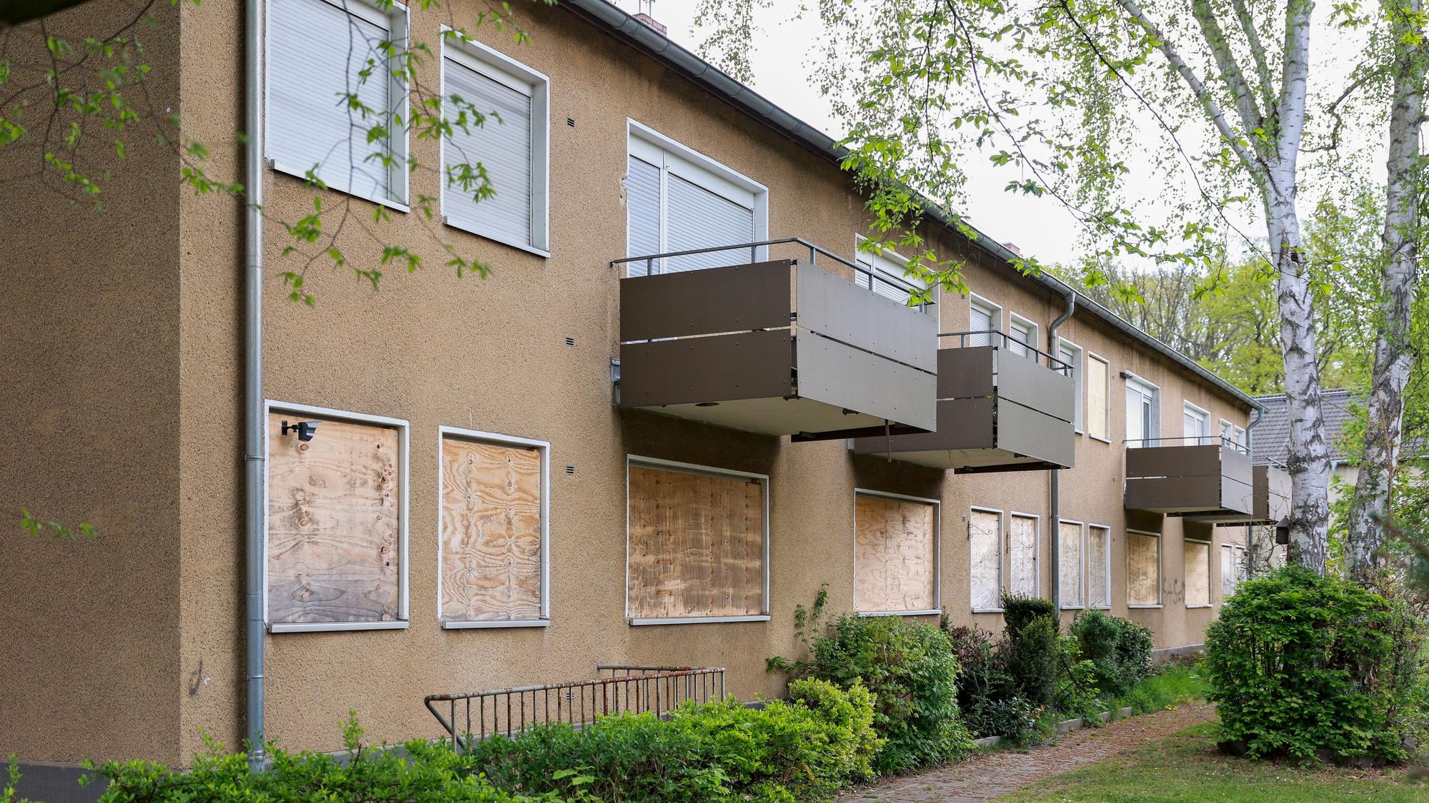Die leerstehenden Mehrfamilienhäuser am Schlebuscher Weg, die zunehmend verfallen.