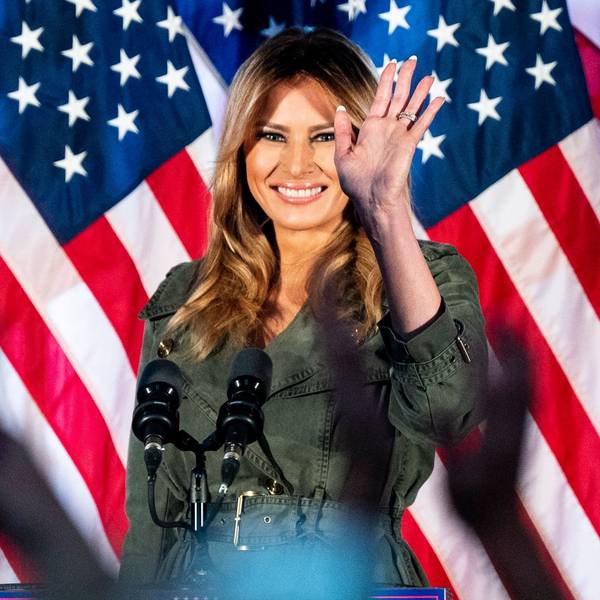 Die amerikanische First Lady Melania Trump winkt bei einer Kundgebung dem Publikum zu. Hinsichtlich des Umgangs mit Russland hat die First Lady offenbar Einfluss auf die Position von US-Präsident Donald Trump. (Archivbild)
