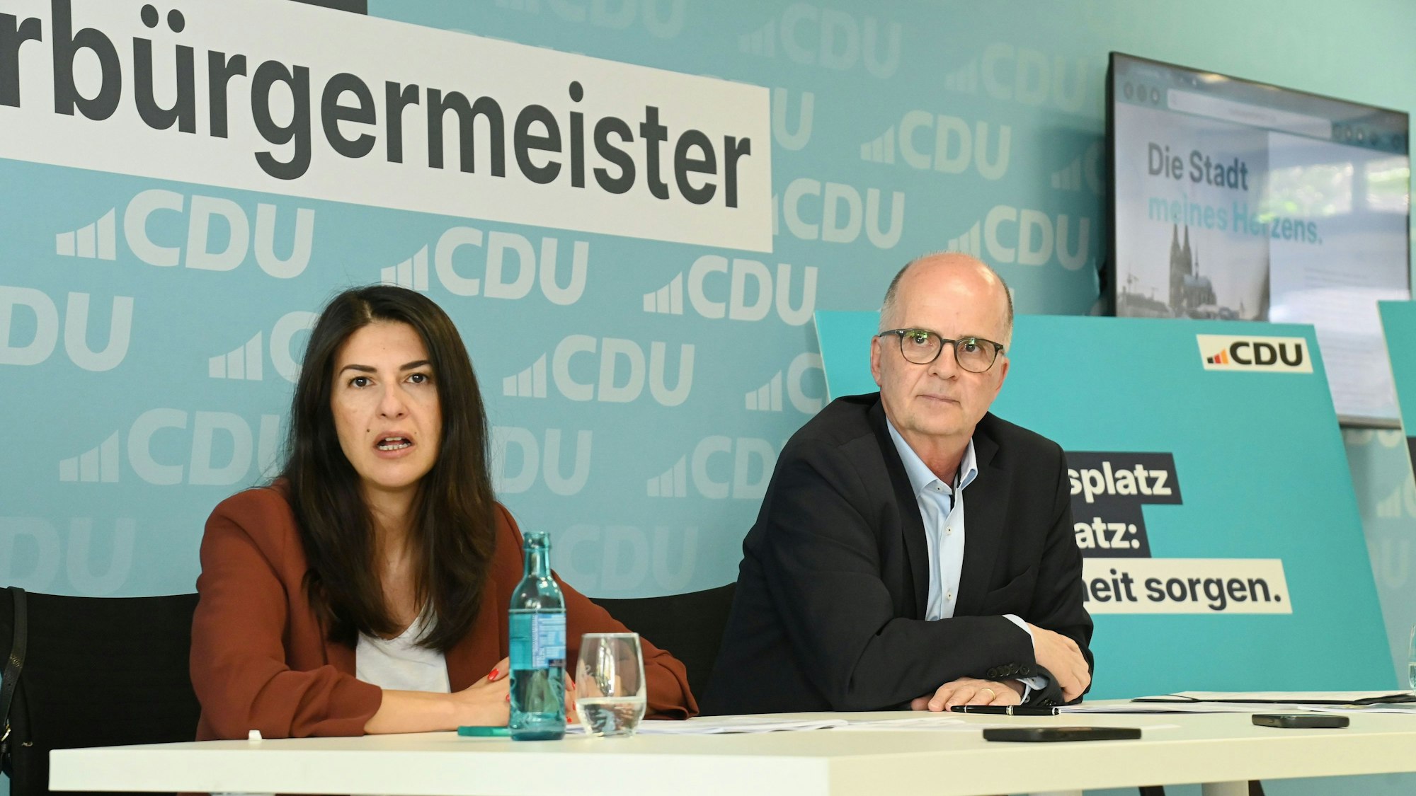 CDU-Parteichefin Serap Güler und OB-Kandidat Markus Greitemann stellen das Wahlprogramm vor.