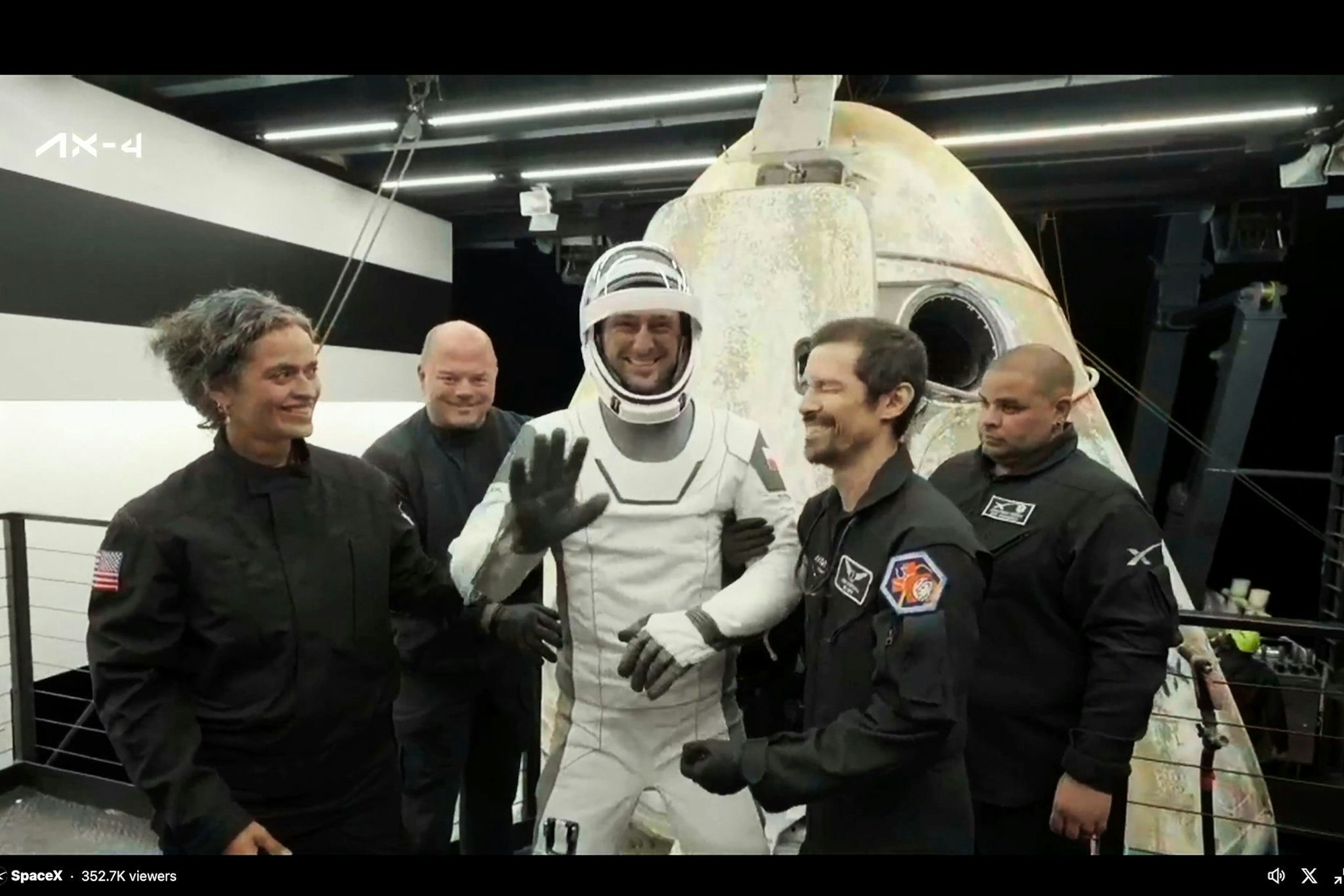Der Pole Slawosz Uznanski-Wisniewski beim Verlassen der SpaceX-Kapsel auf einem Bergungsschiff.