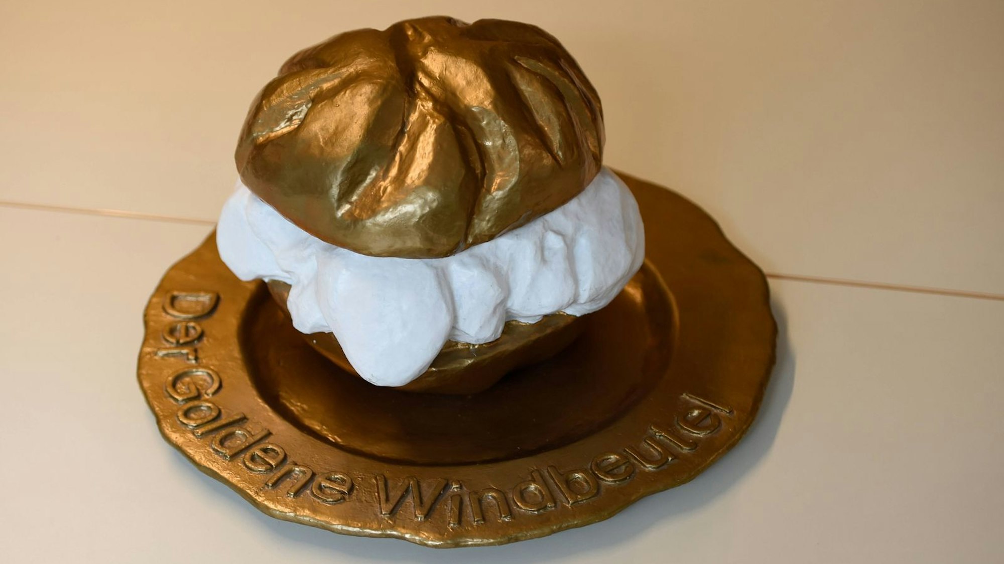 Seit 2009 soll der „Goldene Windbeutel“ als Negativpreis auf Verbrauchertäuschung im Lebensmittelbereich hinweisen.