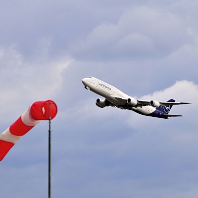 Ein Jumbo-Jet der Lufthansa hebt ab.
