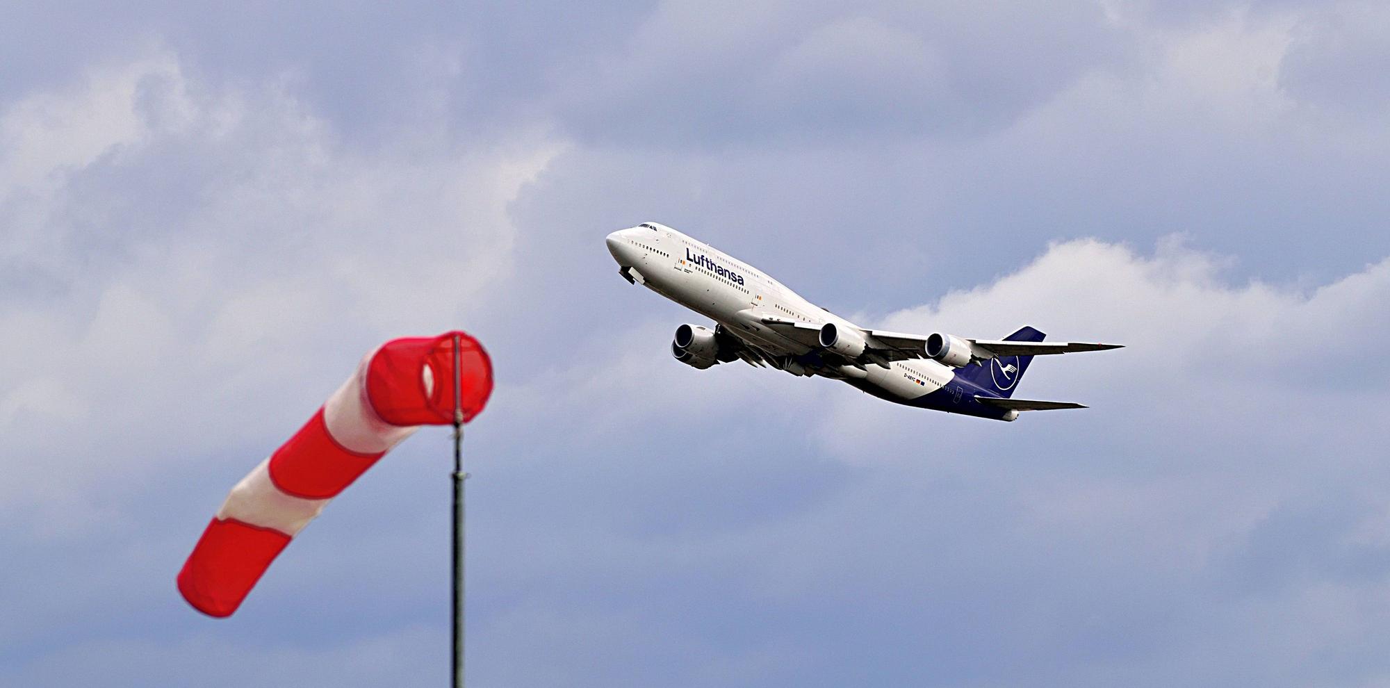 Ein Jumbo-Jet der Lufthansa hebt ab.
