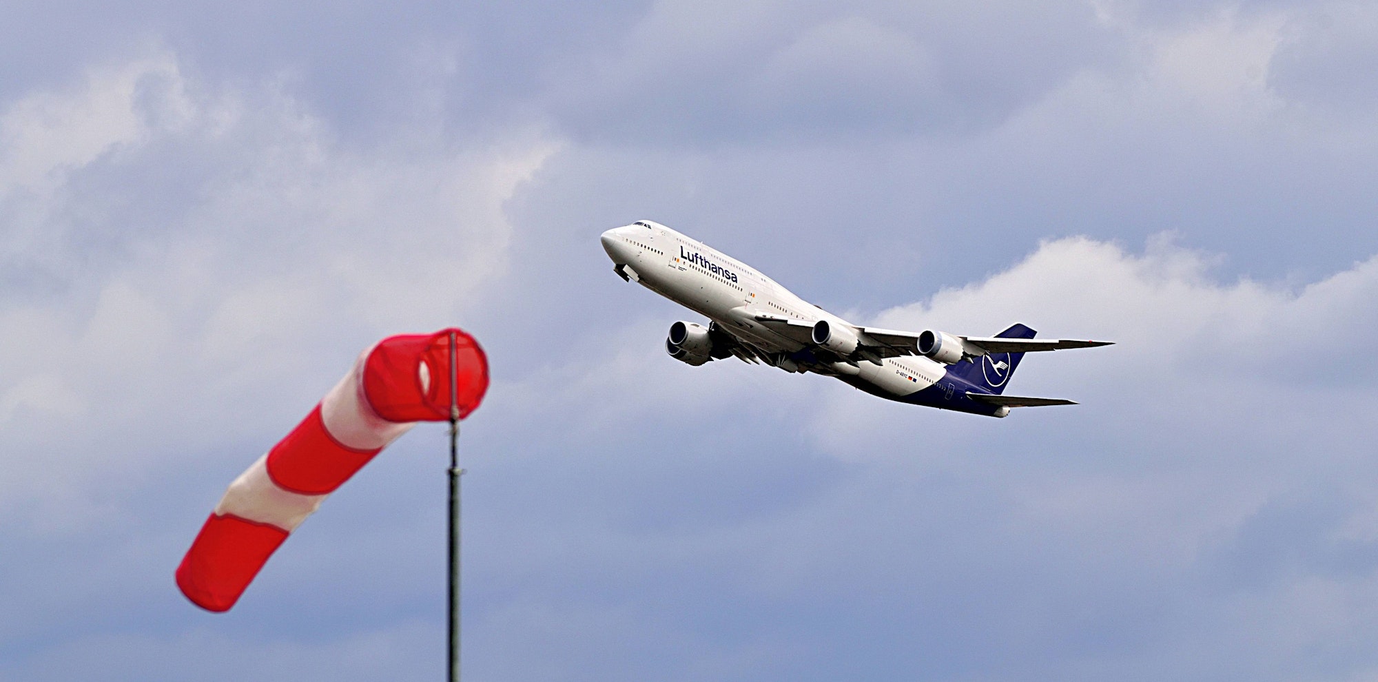 Ein Jumbo-Jet der Lufthansa hebt ab.