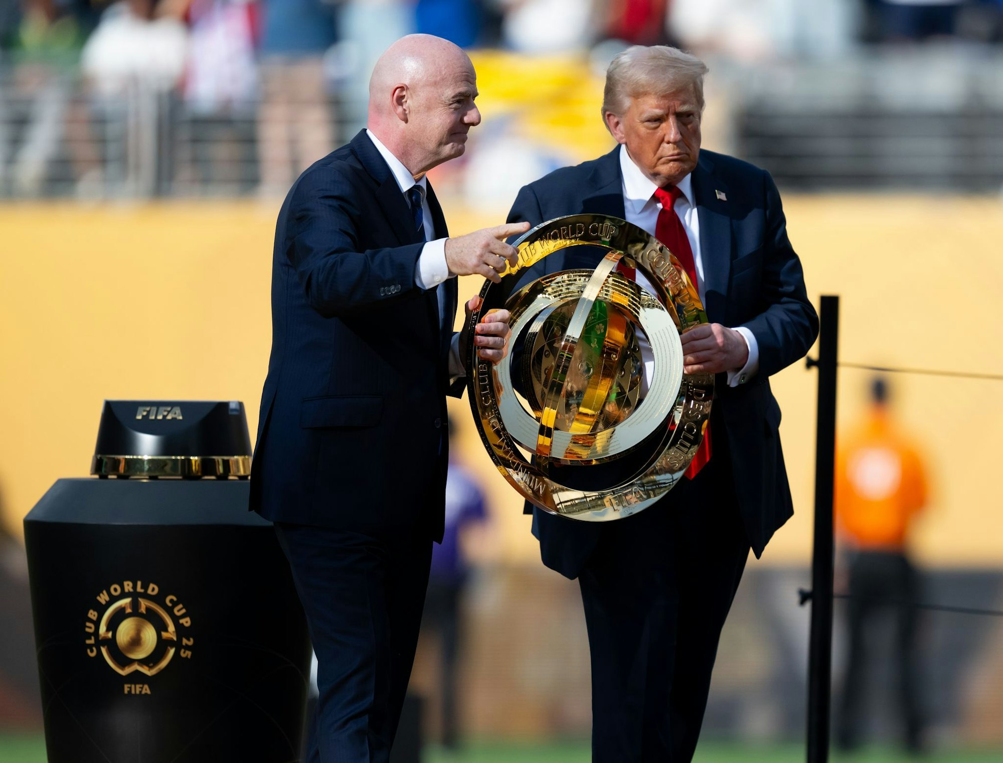 Infantino (l.) und Trump (r.) sehen die WM als große Show.