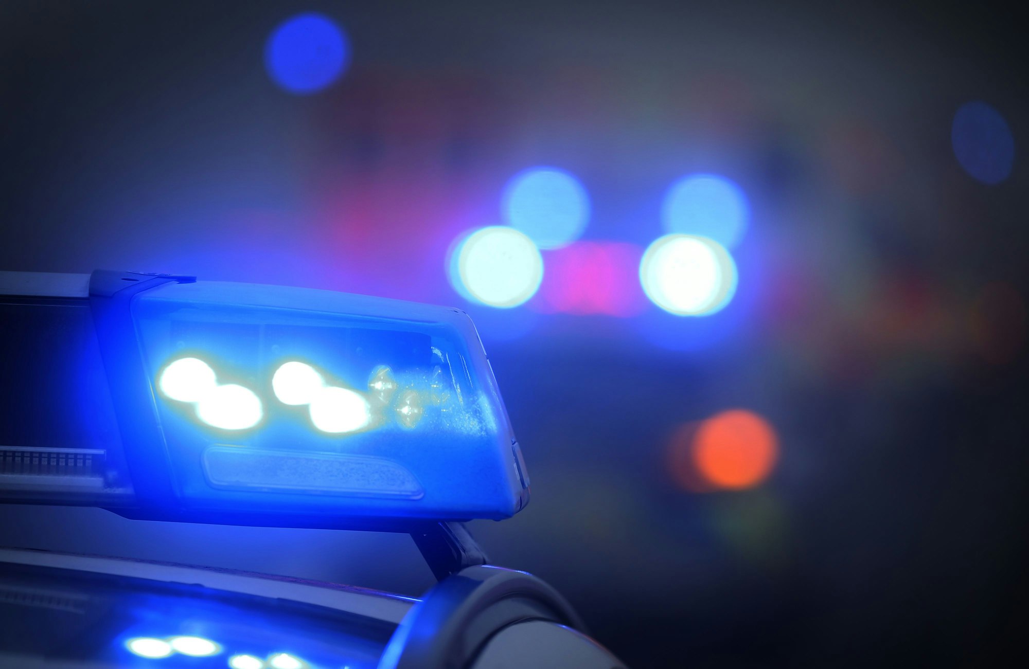 Ein Polizeiauto mit eingeschaltetem Blaulicht