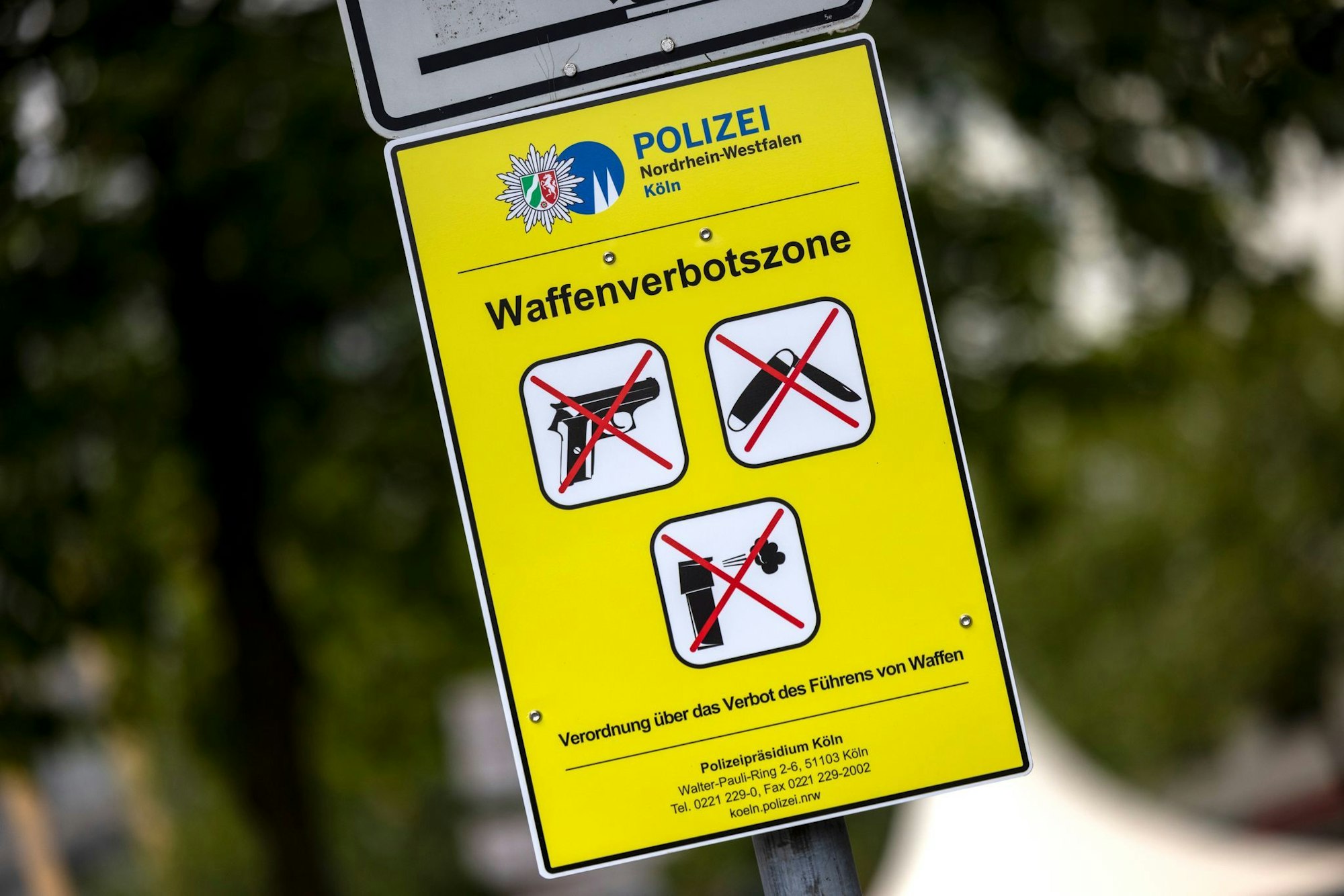 Nach guten Erfahrungen mit Waffenverbotszonen soll es in NRW nun vier weitere solcher Bereiche geben. (Archivbild)