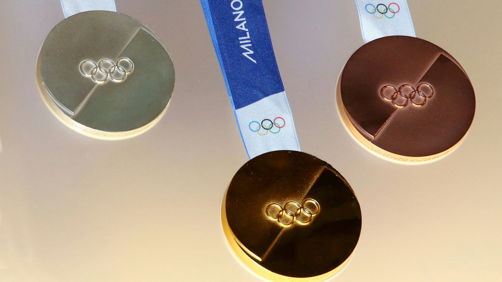 Die Medaillen der Olympischen Winterspiele Milano Cortina 2026 werden während der Enthüllungszeremonie im Palazzo Balbi präsentiert.