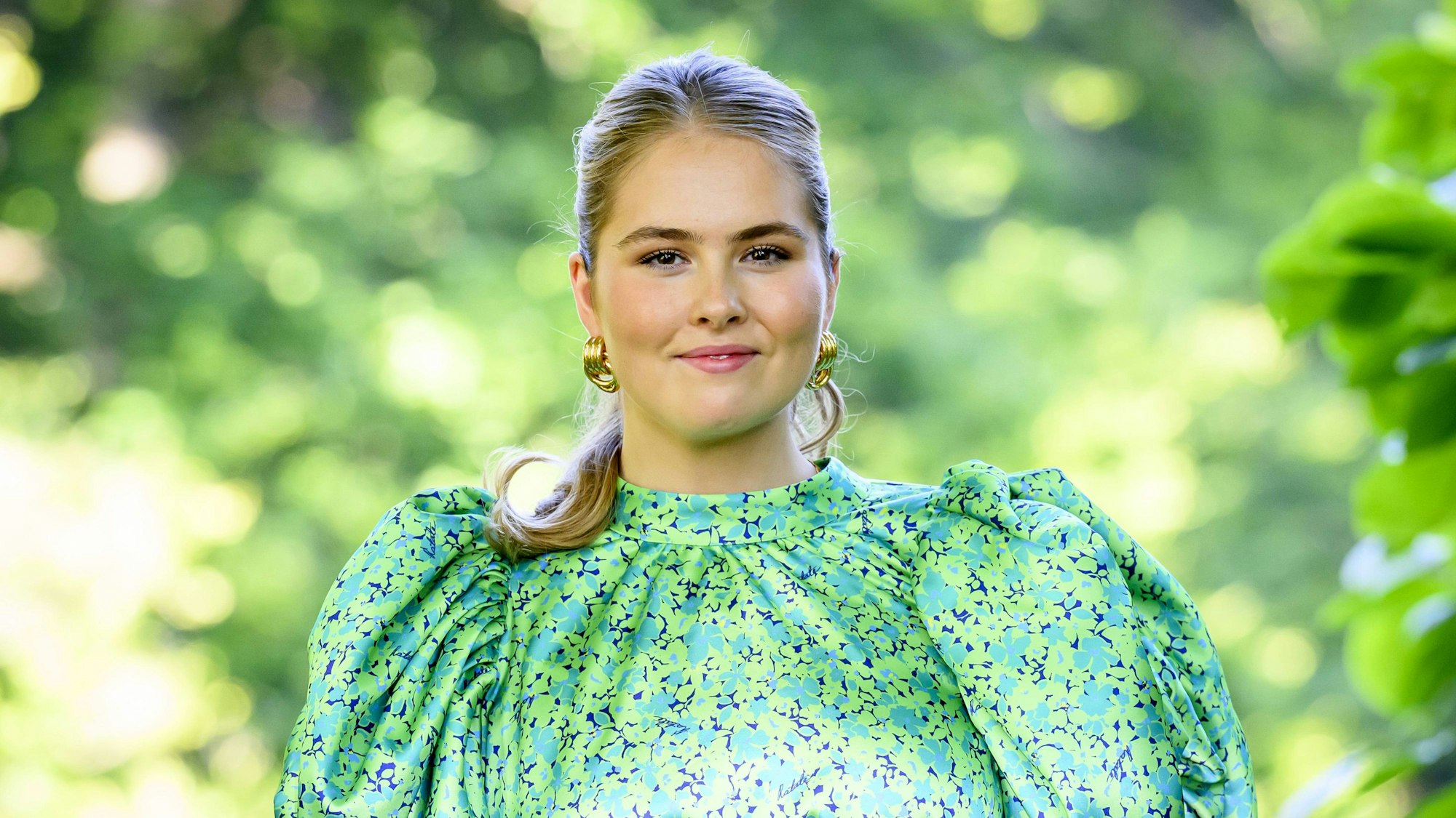 Prinzessin Amalia lächelt in die Kamera.