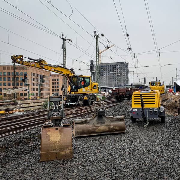 28.11.2022, Köln: Seit einigen Tagen erneuert die Deutsche Bahn Weichen im Bahnhof Köln Messe/Deutz. Während der Arbeiten können zwei der sechs Gleise auf der Hohenzollernbrücke nicht befahren werden. Foto: Peter Berger
