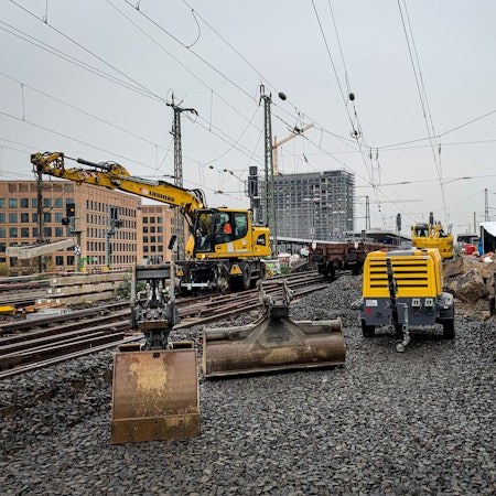 28.11.2022, Köln: Seit einigen Tagen erneuert die Deutsche Bahn Weichen im Bahnhof Köln Messe/Deutz. Während der Arbeiten können zwei der sechs Gleise auf der Hohenzollernbrücke nicht befahren werden. Foto: Peter Berger