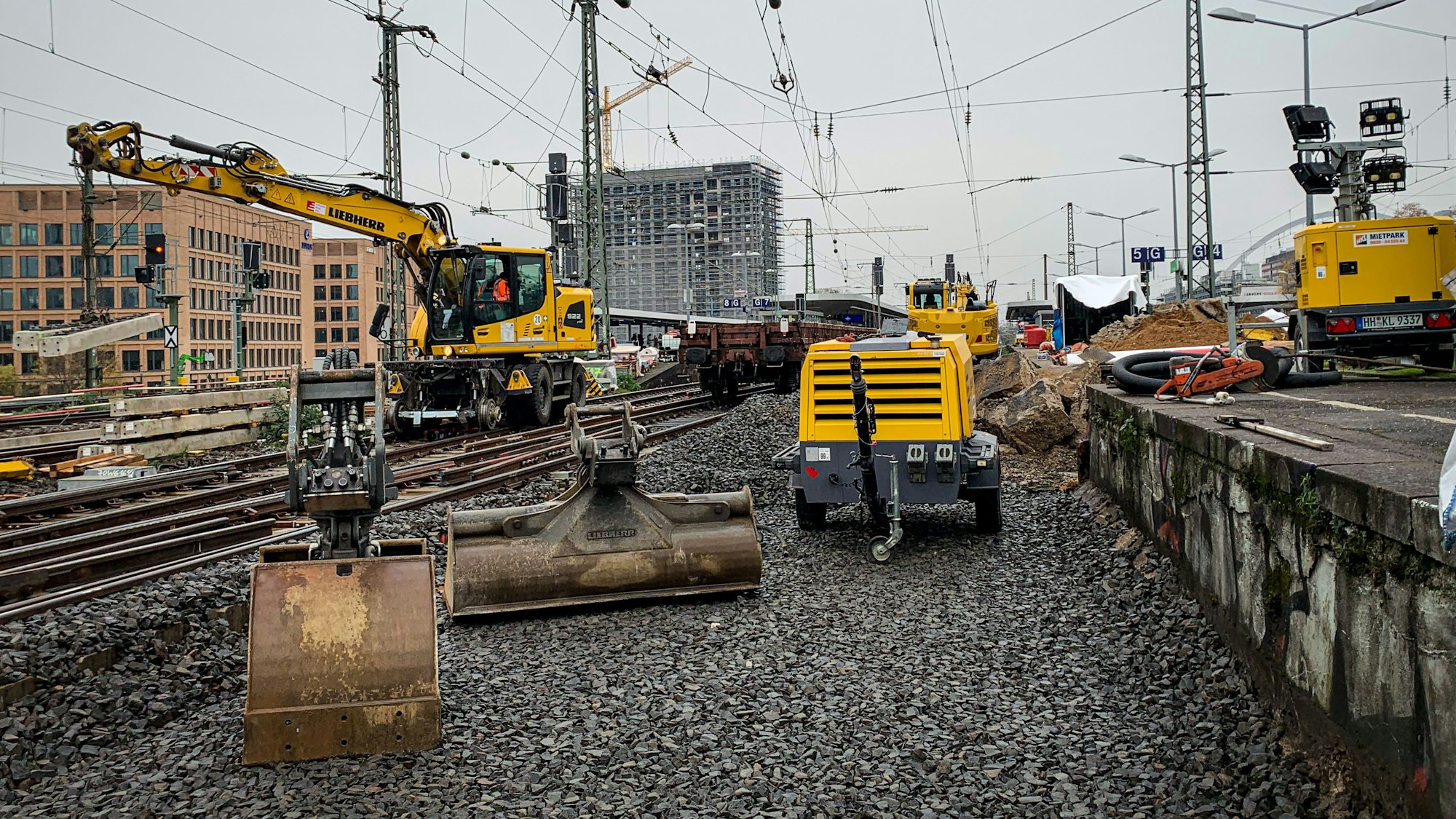 28.11.2022, Köln: Seit einigen Tagen erneuert die Deutsche Bahn Weichen im Bahnhof Köln Messe/Deutz. Während der Arbeiten können zwei der sechs Gleise auf der Hohenzollernbrücke nicht befahren werden. Foto: Peter Berger