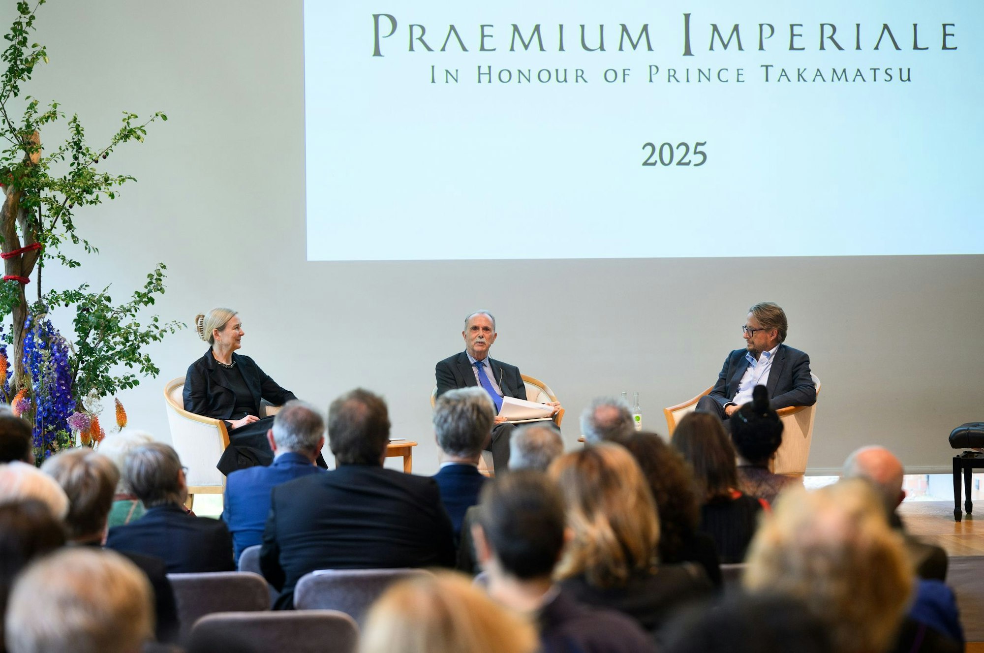 Marion Ackermann, Präsidentin der Stiftung Preußischer Kulturbesitz, Klaus-Dieter Lehmann, ehemaliger Präsident des Goethe-Instituts, und Heinrich Wefing (l-r), Ressortleiter Politik bei «Die Zeit», sitzen bei der Bekanntgabe der diesjährigen Gewinner der Auszeichnung «Praemium Imperiale» auf dem Podium.