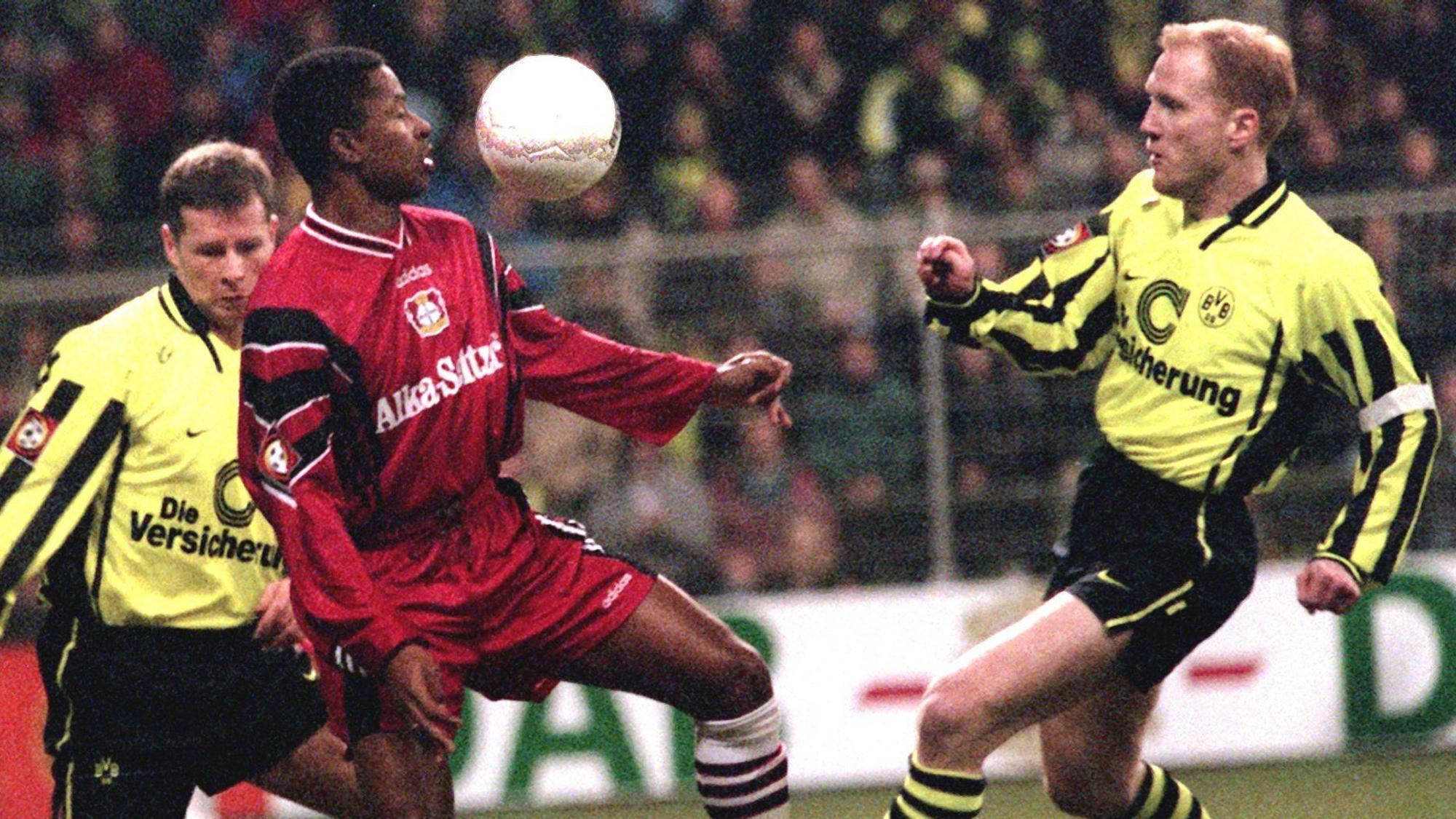 1997: Borussia Dortmund gegen Bayer Leverkusen - Paulo Sergio (M), gegen die Dortmunder Stefan Reuter (li) und Matthias Sammer (re).