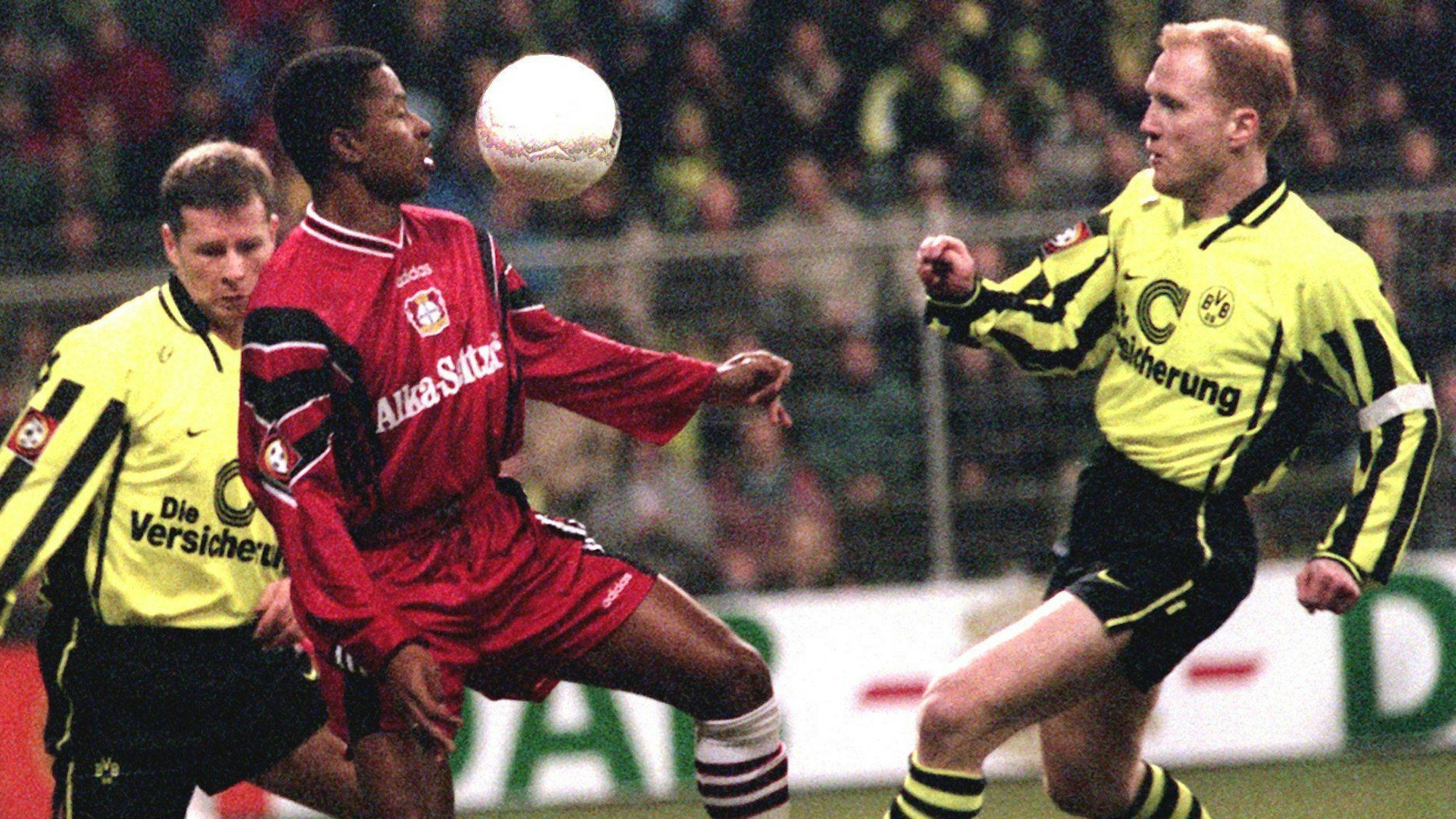 1997: Borussia Dortmund gegen Bayer Leverkusen - Paulo Sergio (M), gegen die Dortmunder Stefan Reuter (li) und Matthias Sammer (re).