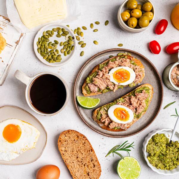 Frühstückstisch mit Zutaten und belegter Stulle.