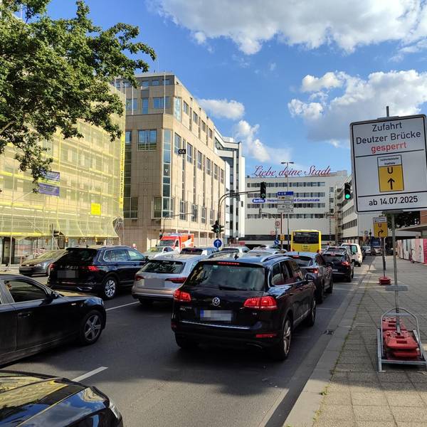 Seit Montag ist die Deutzer Brücke in Fahrtrichtung Deutz dicht. Das sorgt am Dienstagabend (15. Juli) für längere Wartezeiten im Feierabendverkehr.
