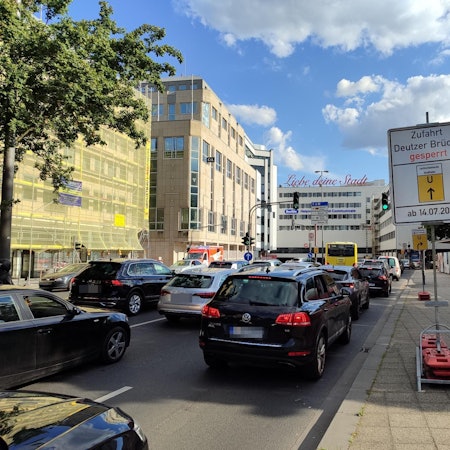Seit Montag ist die Deutzer Brücke in Fahrtrichtung Deutz dicht. Das sorgt am Dienstagabend (15. Juli) für längere Wartezeiten im Feierabendverkehr.