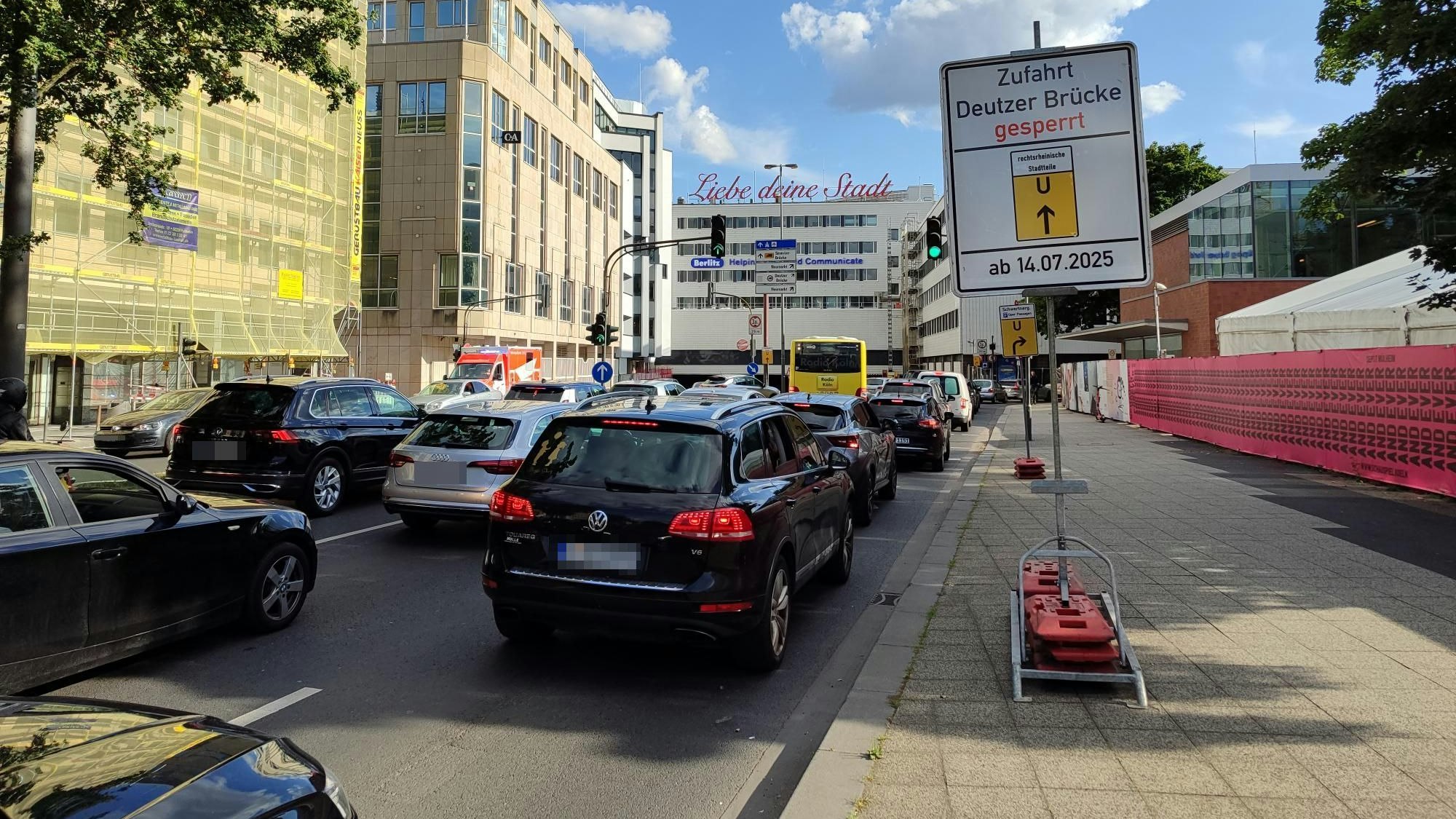 Seit Montag ist die Deutzer Brücke in Fahrtrichtung Deutz dicht. Das sorgt am Dienstagabend (15. Juli) für längere Wartezeiten im Feierabendverkehr.
