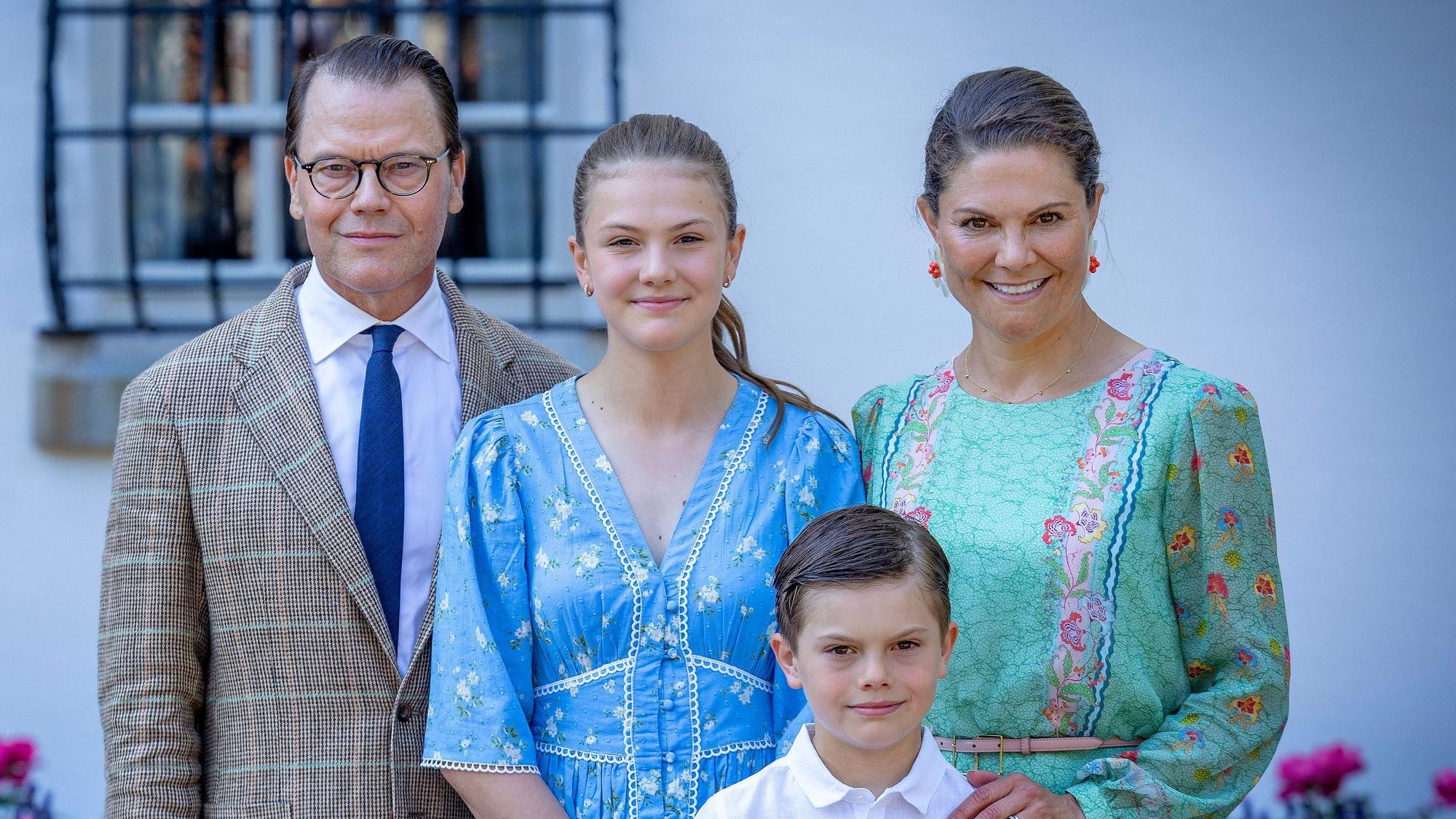 Prinz Daniel, Kronprinzessin Victoria sowie die Kinder Prinz Oscar und Prinzessin Estelle nehmen an den Feierlichkeiten zum 48. Geburtstag der Thronfolgerin auf Schloss Solliden bei Borgholm teil.