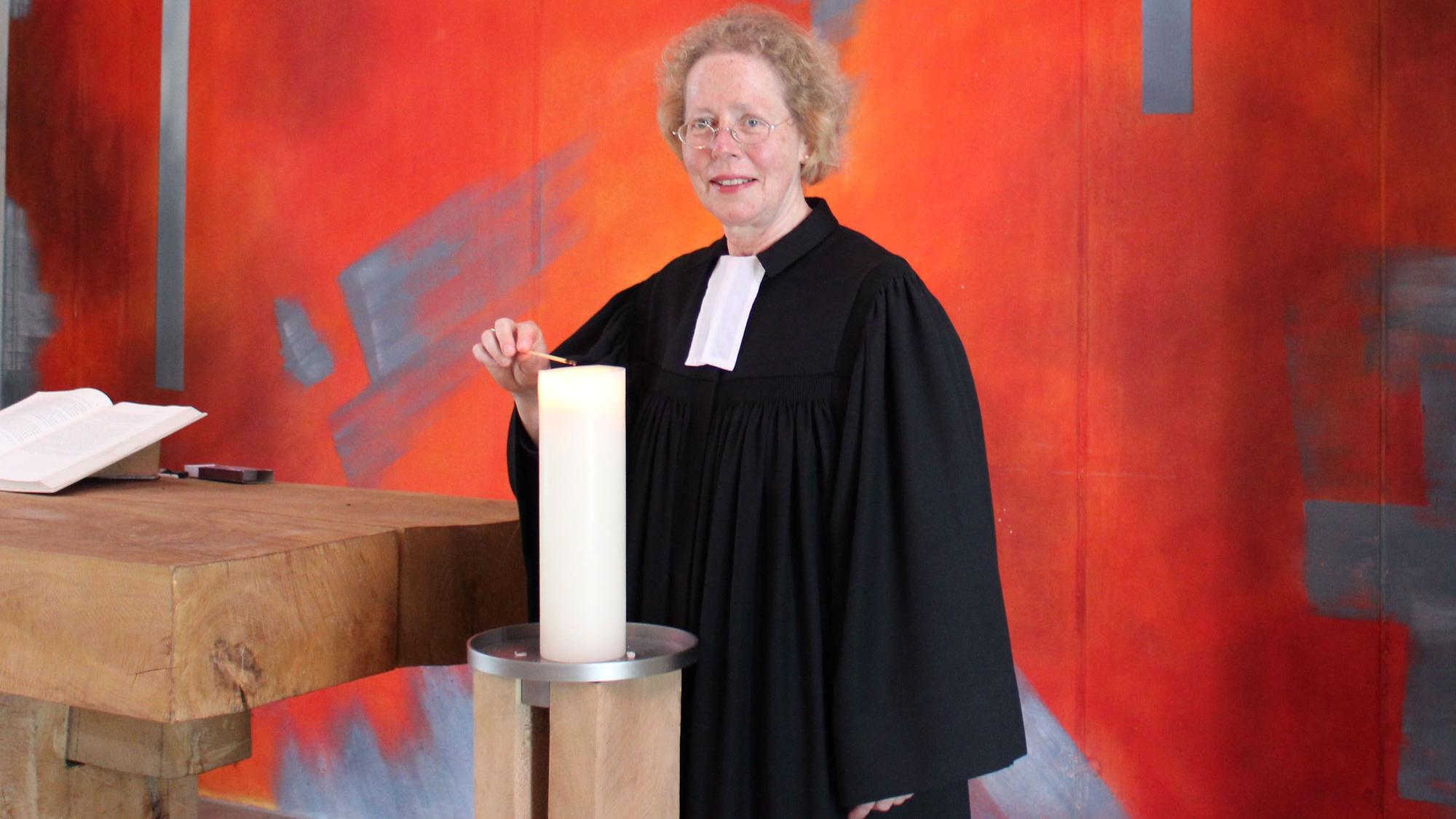 Pfarrerin Gerlinde Anders in der Hoffnungskirche in Rheindorf