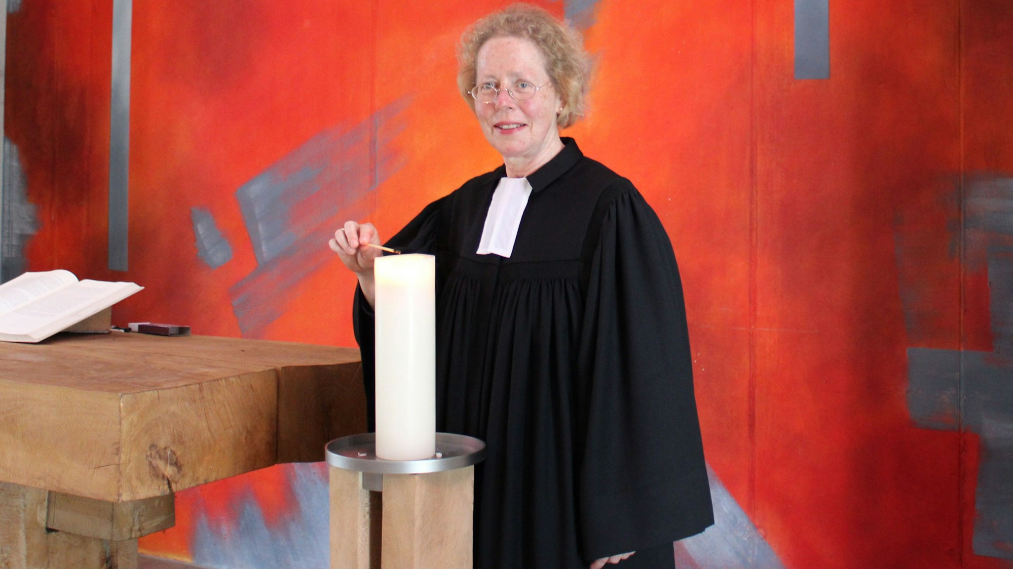 Pfarrerin Gerlinde Anders in der Hoffnungskirche in Rheindorf