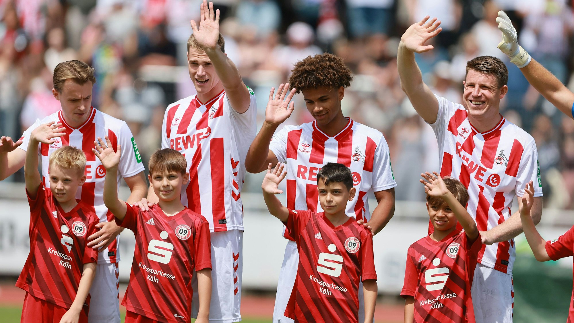 Beim Test in Bergisch Gladbach trugen die FC-Profis das neue Heimtrikot.