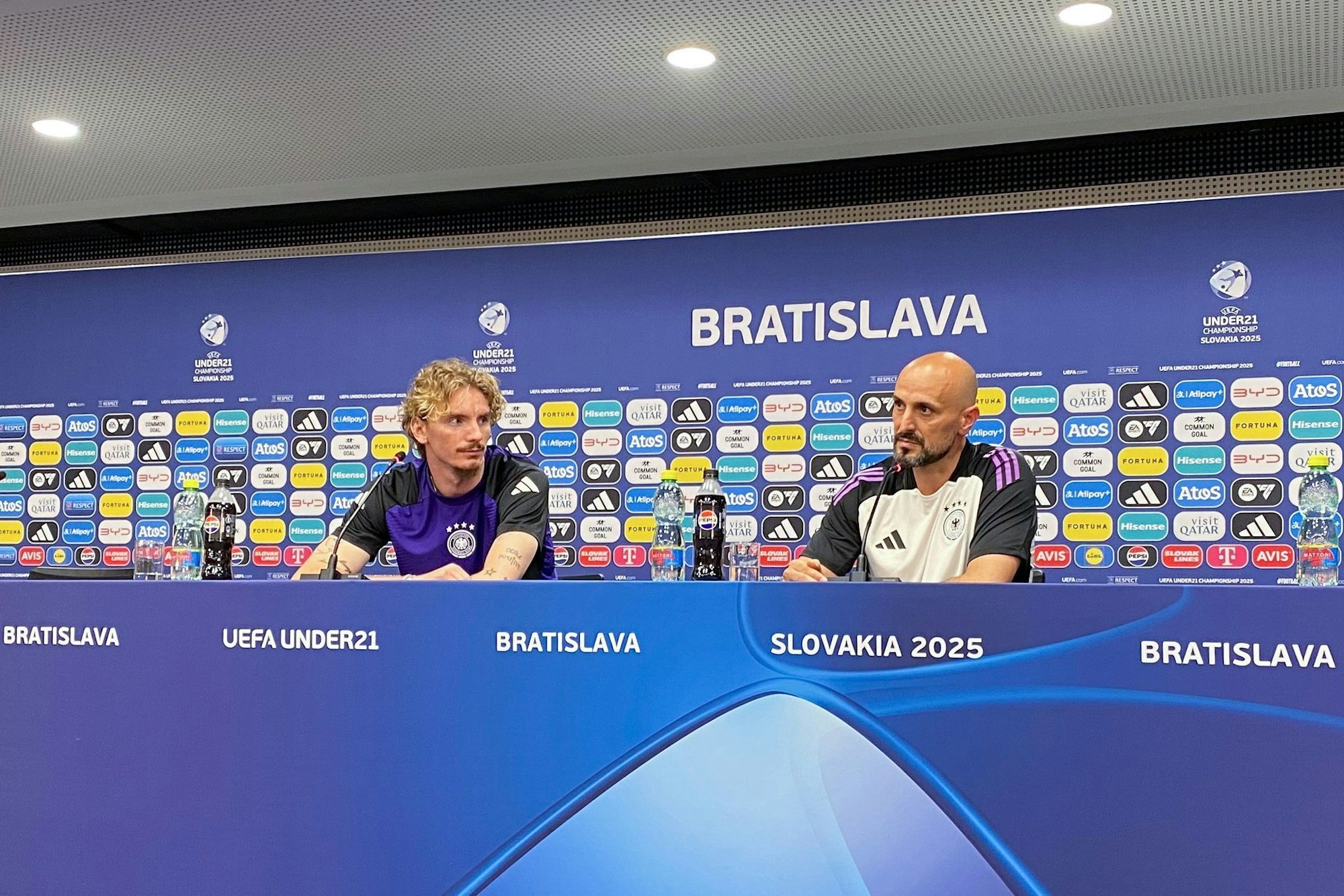 Weiter hoch im Kurs beim FC Bayern: Nick Woltemade (l).