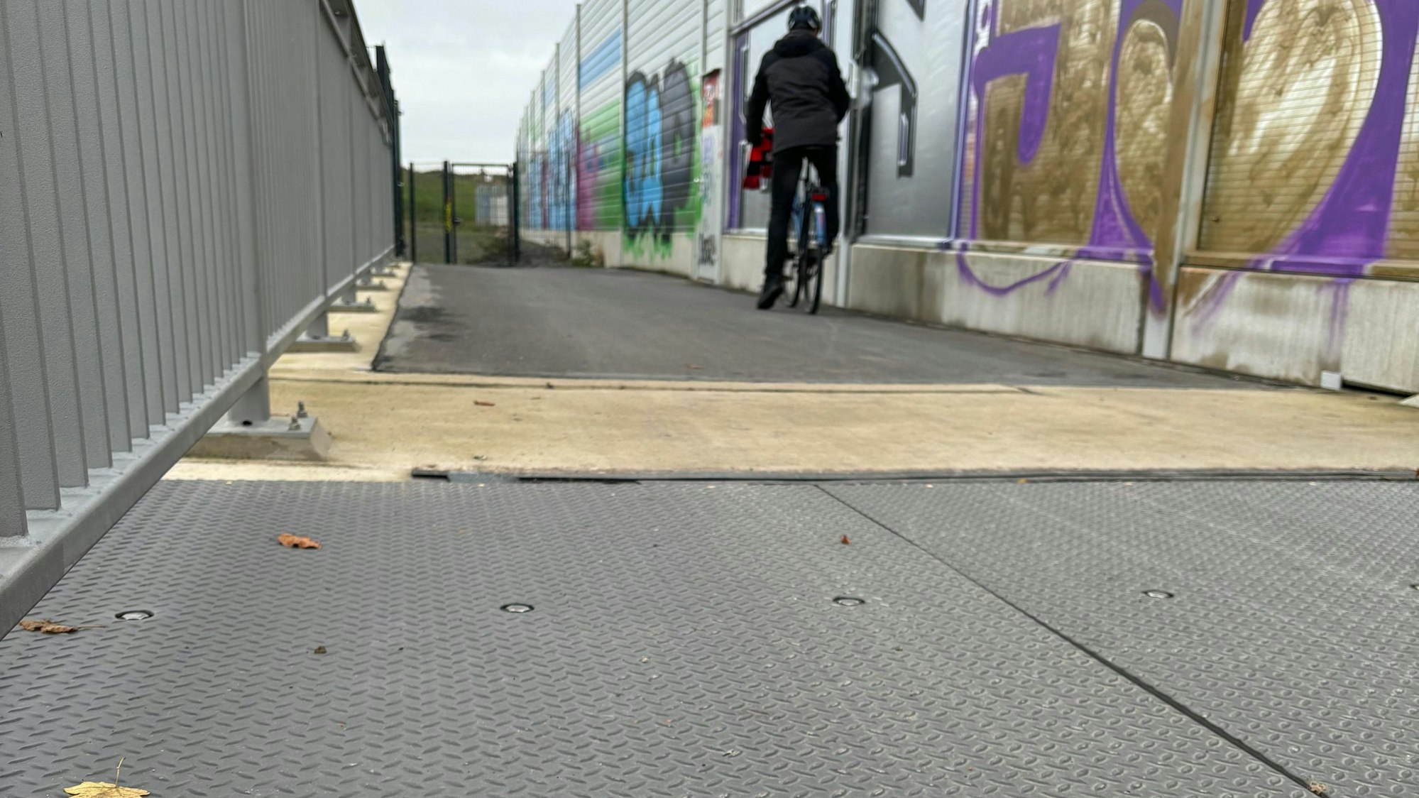 Die Dehnungsfugen wurden mit Blechen abgedeckt, die Überfahrt mit dem Rad ist nun deutlich ungefährlicher.