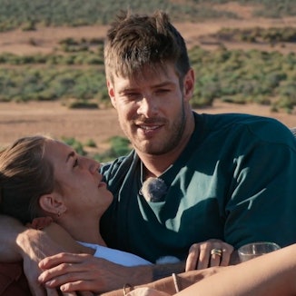 „Bachelor“ Martin Braun aus Troisdorf lässt in der RTL-Dating-Show wenig anbrennen. Hier kurz nach einer Kusseinlage mit Kandidatin Clara.