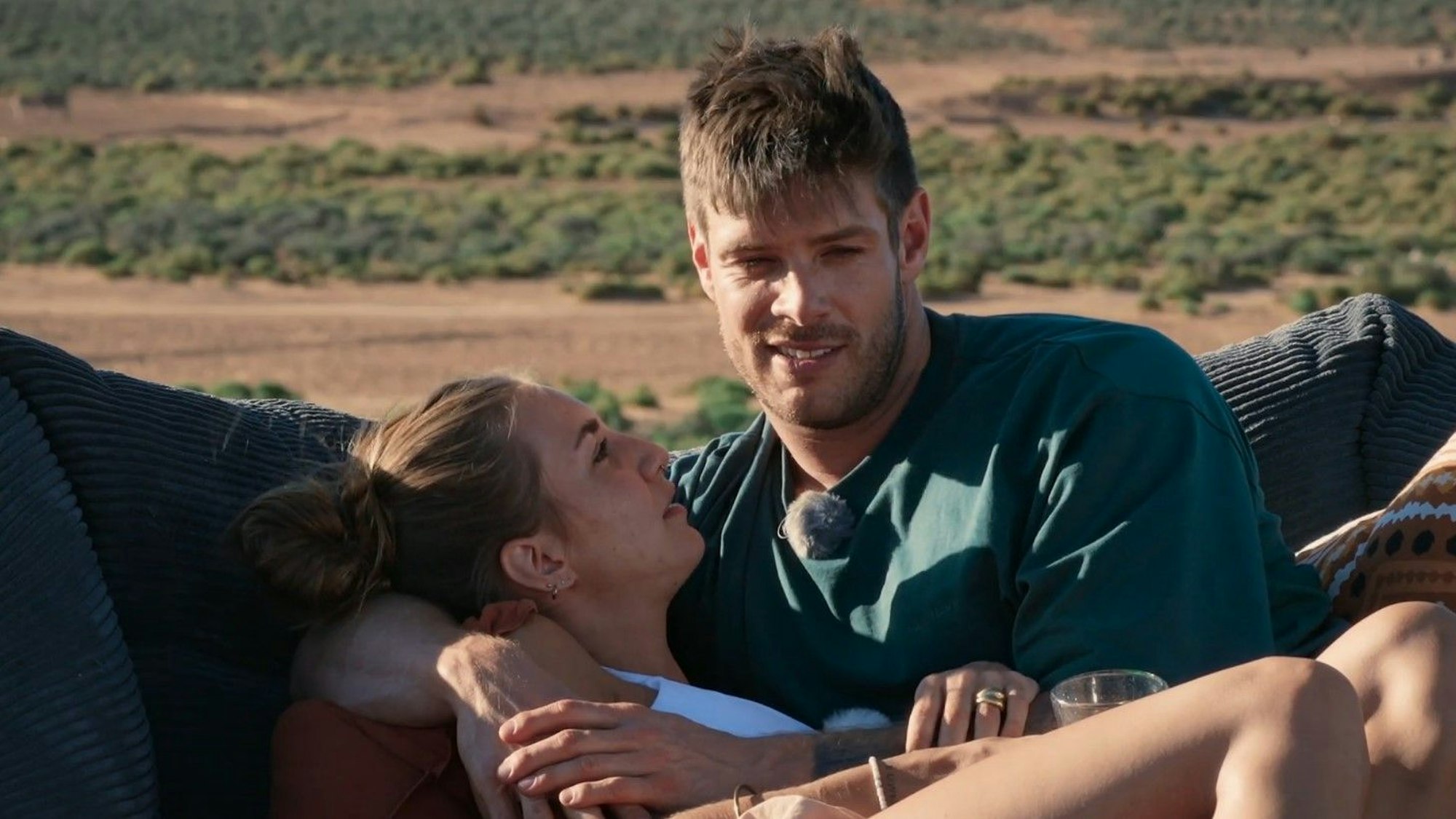 „Bachelor“ Martin Braun aus Troisdorf lässt in der RTL-Dating-Show wenig anbrennen. Hier kurz nach einer Kusseinlage mit Kandidatin Clara.